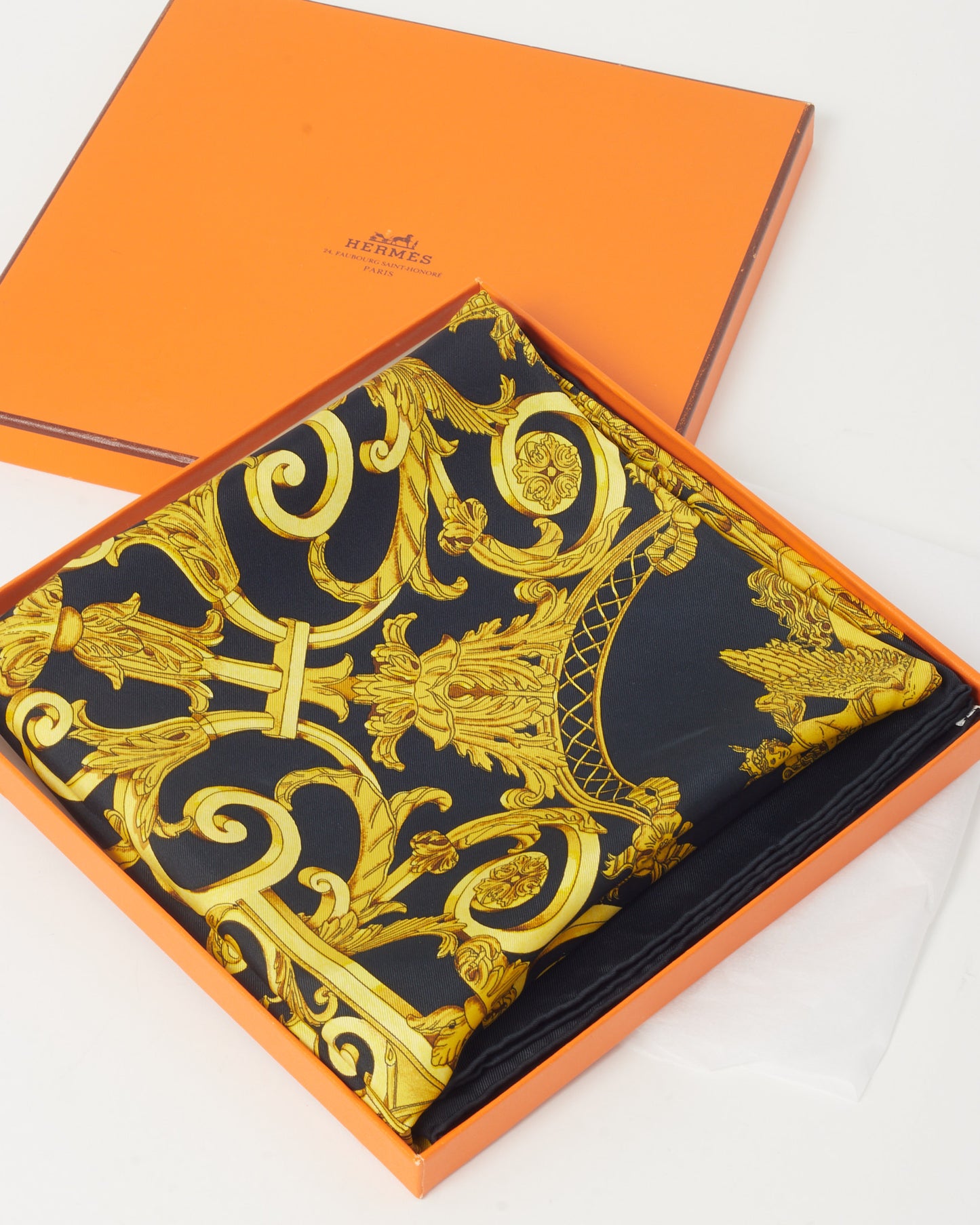 Foulard Hermès en Soie Imprimée 90cm Noir/Doré/Multicolore "Les Tuileries"