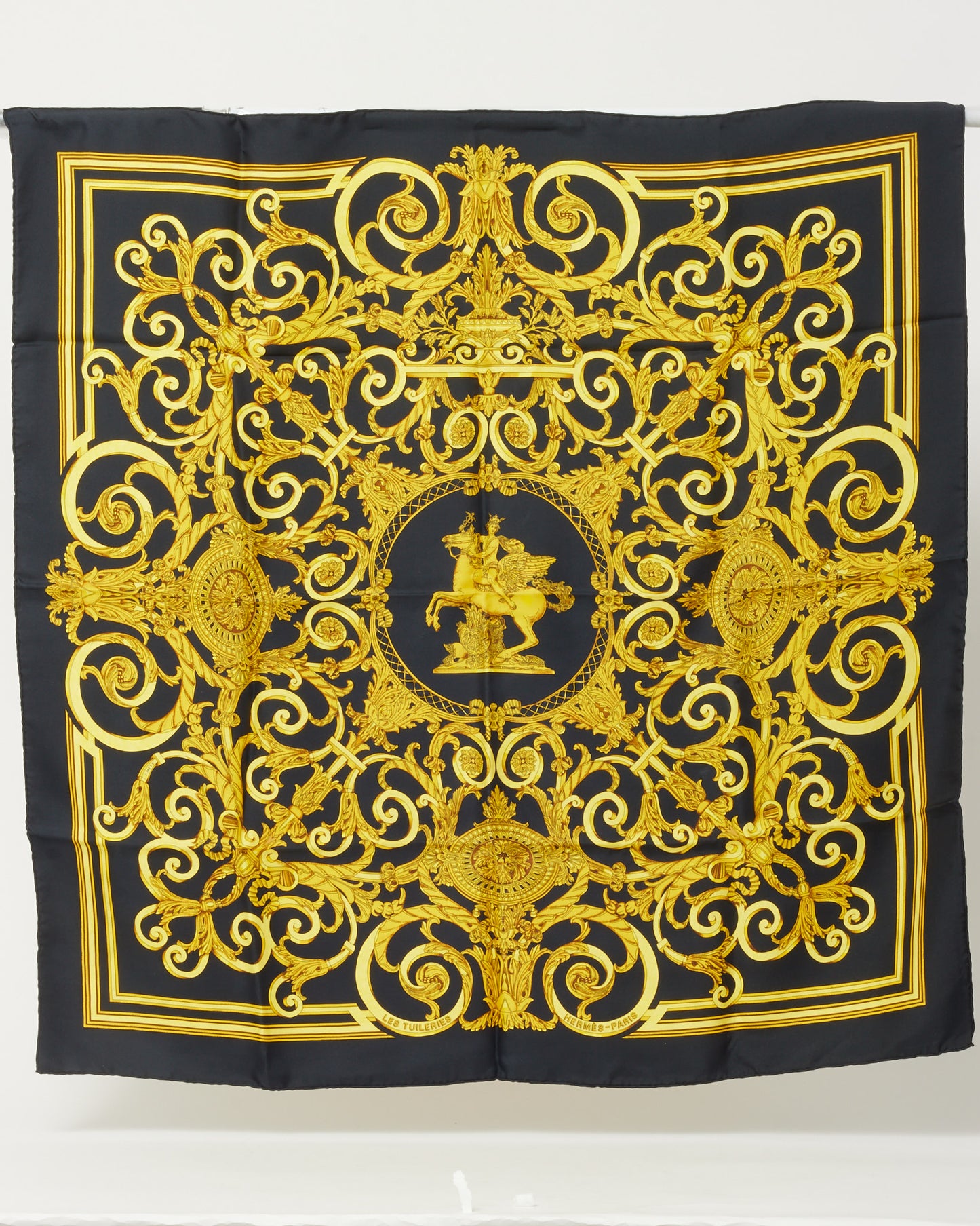 Foulard Hermès en Soie Imprimée 90cm Noir/Doré/Multicolore "Les Tuileries"