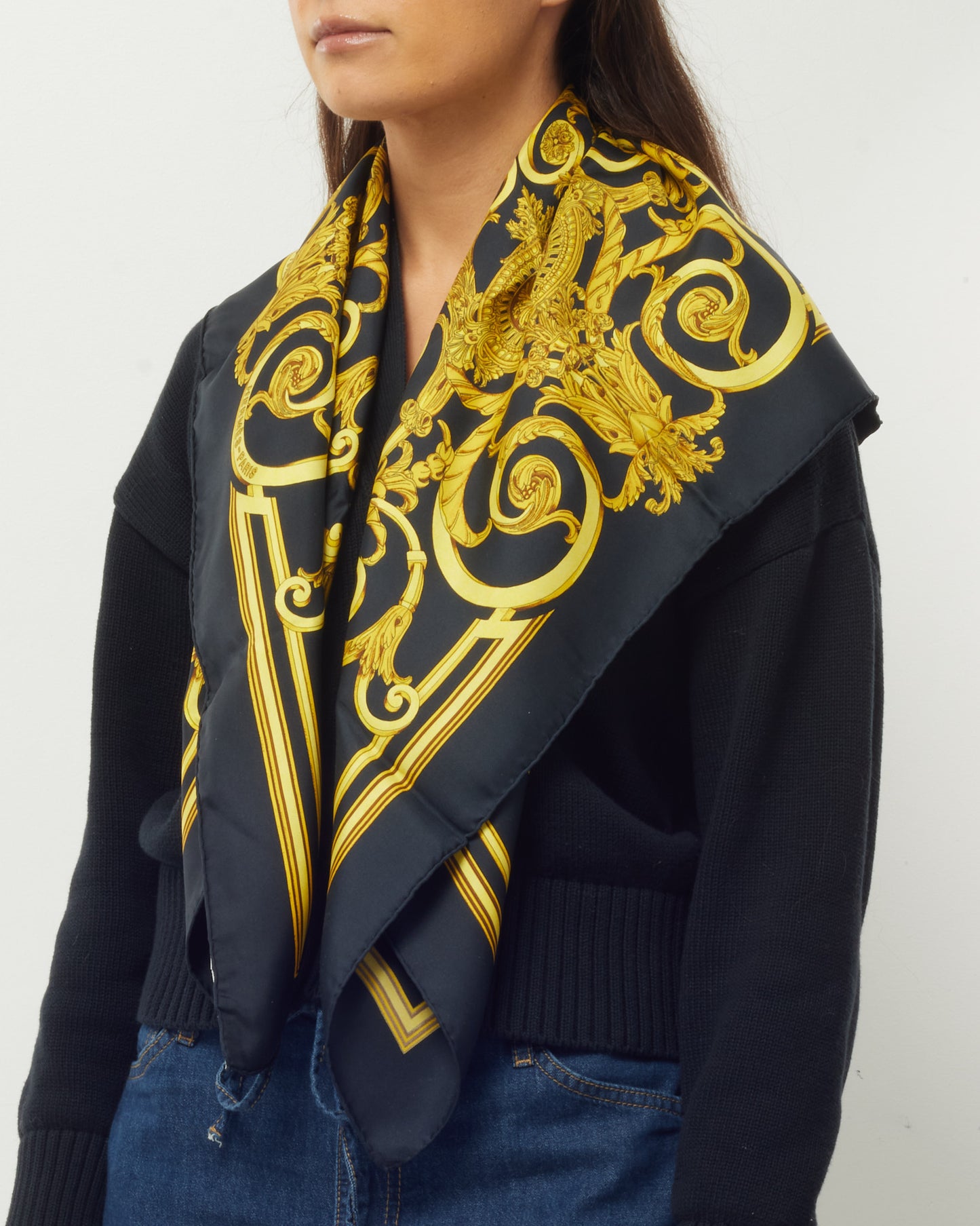 Foulard Hermès en Soie Imprimée 90cm Noir/Doré/Multicolore "Les Tuileries"