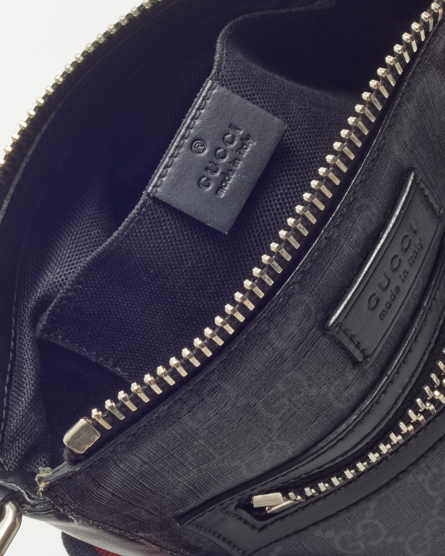 Sac Messenger petit format Gucci en toile GG Supreme Monogram noire