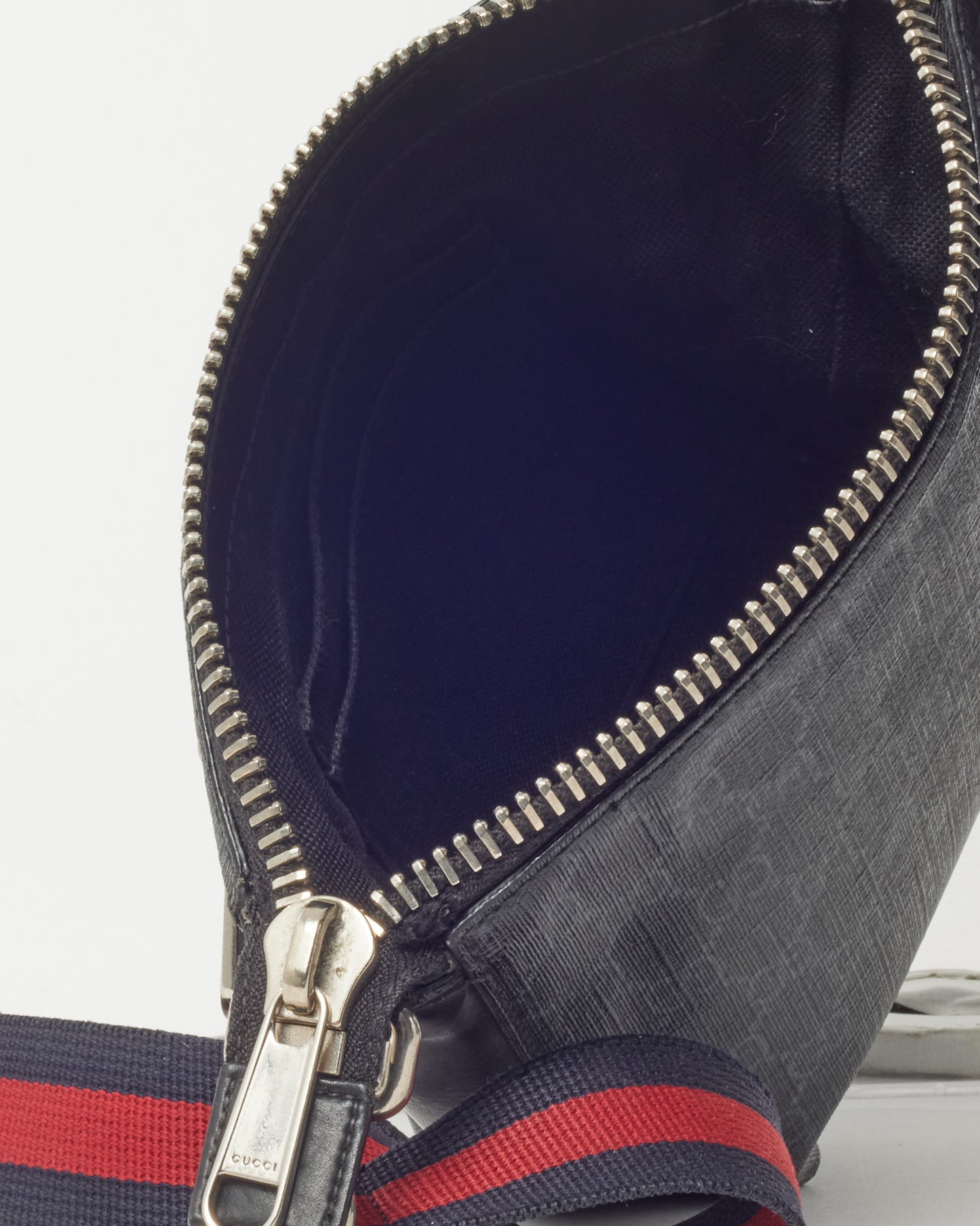 Sac Messenger petit format Gucci en toile GG Supreme Monogram noire