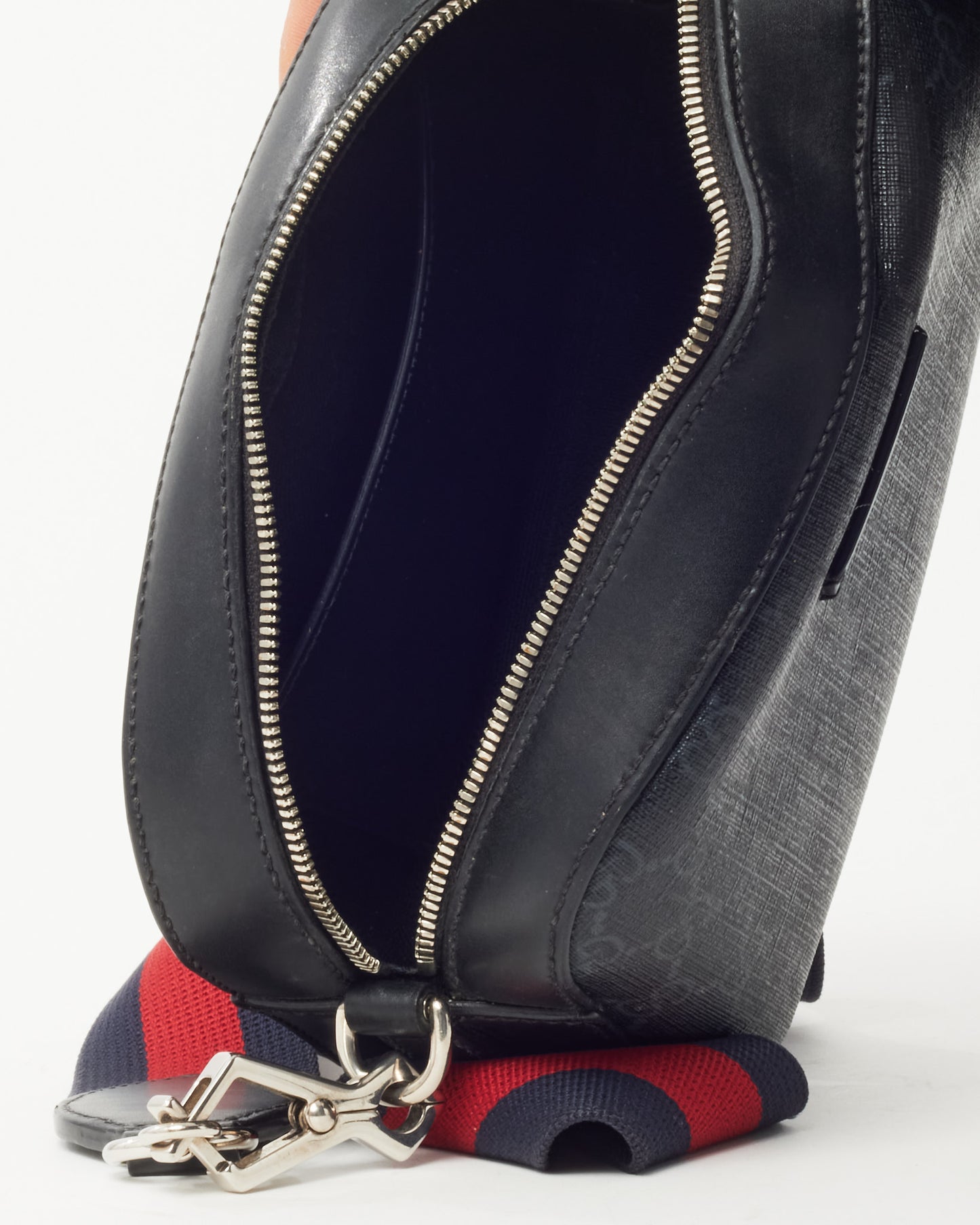 Sac Messenger petit format Gucci en toile GG Supreme Monogram noire