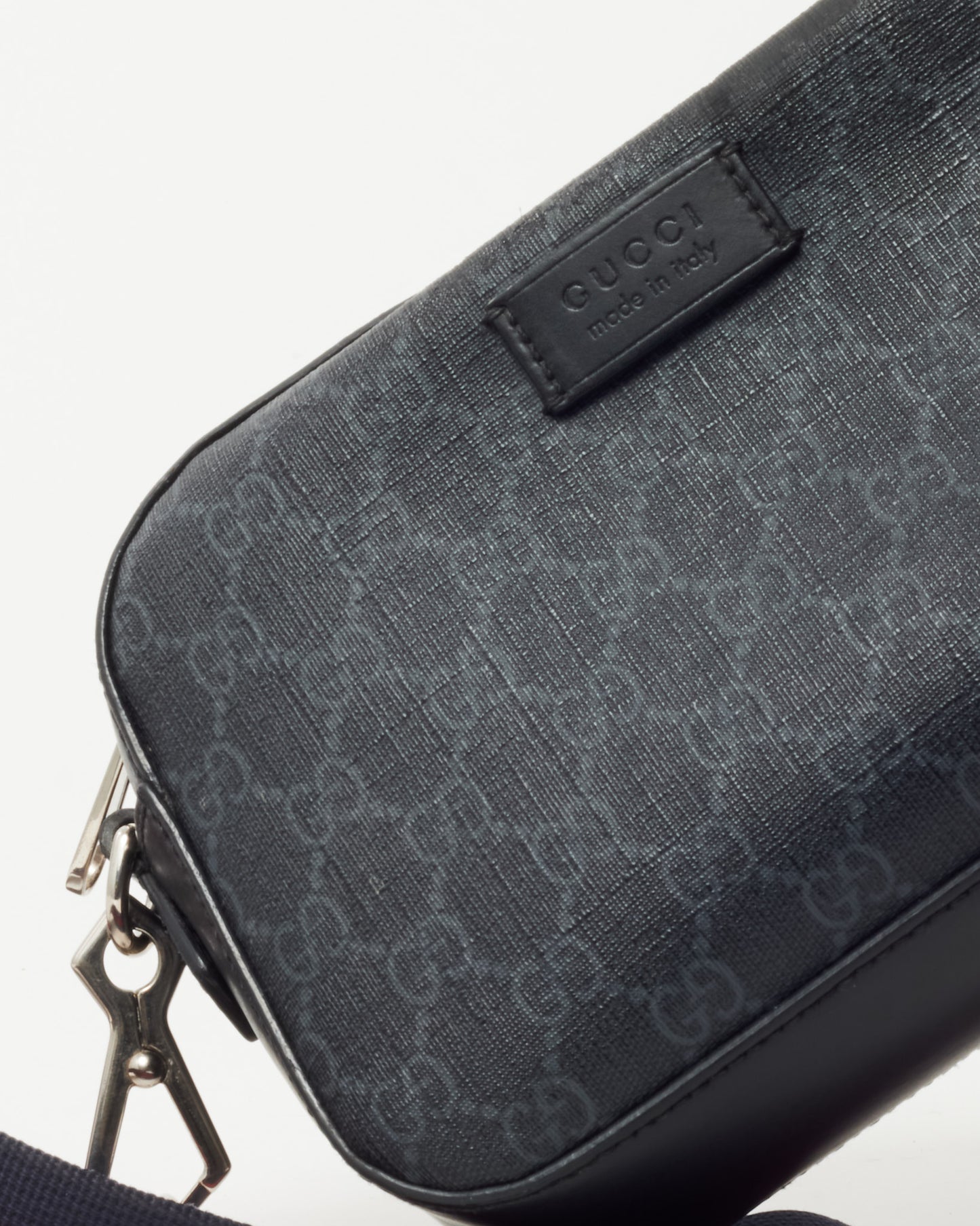 Sac Messenger petit format Gucci en toile GG Supreme Monogram noire