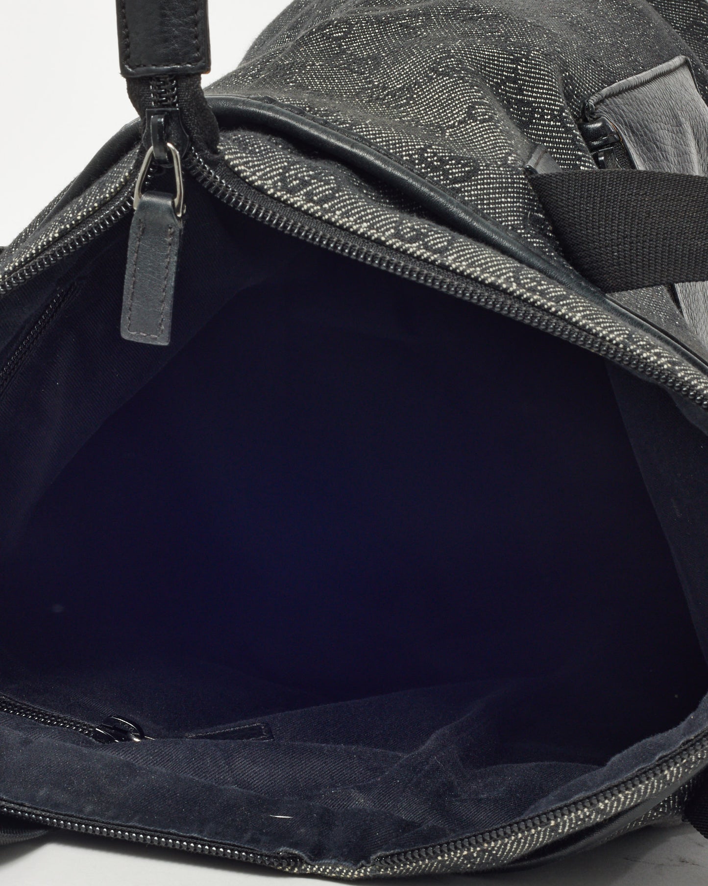 Sac bandoulière Gucci GG Marmont Small Camera en cuir matelassé diagonal bleu marine et blanc avec torchon