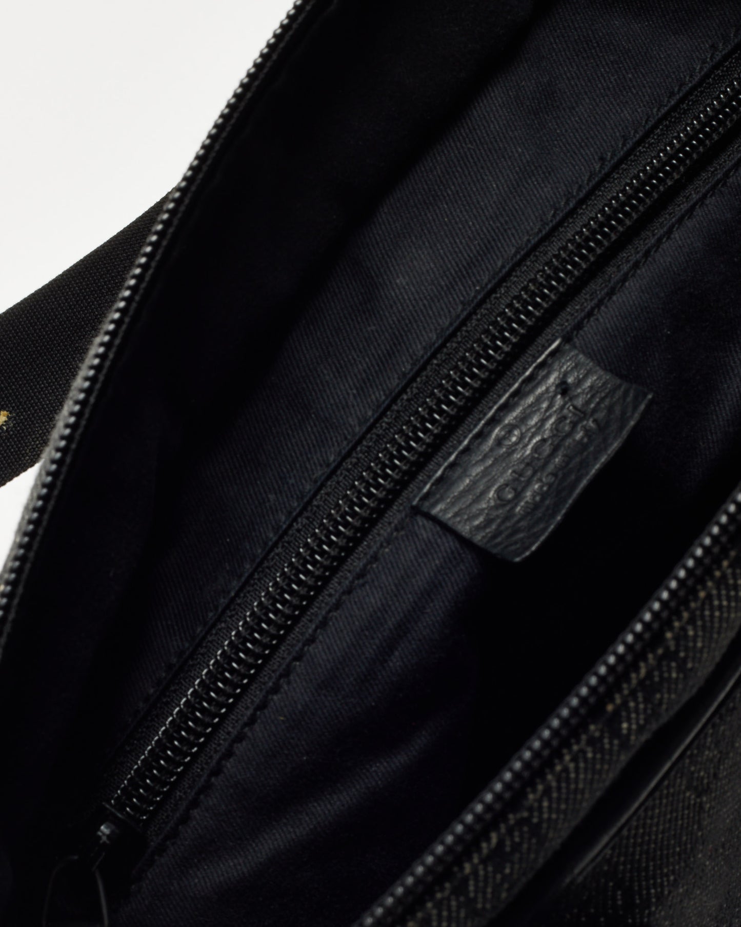 Sac bandoulière Gucci GG Marmont Small Camera en cuir matelassé diagonal bleu marine et blanc avec torchon