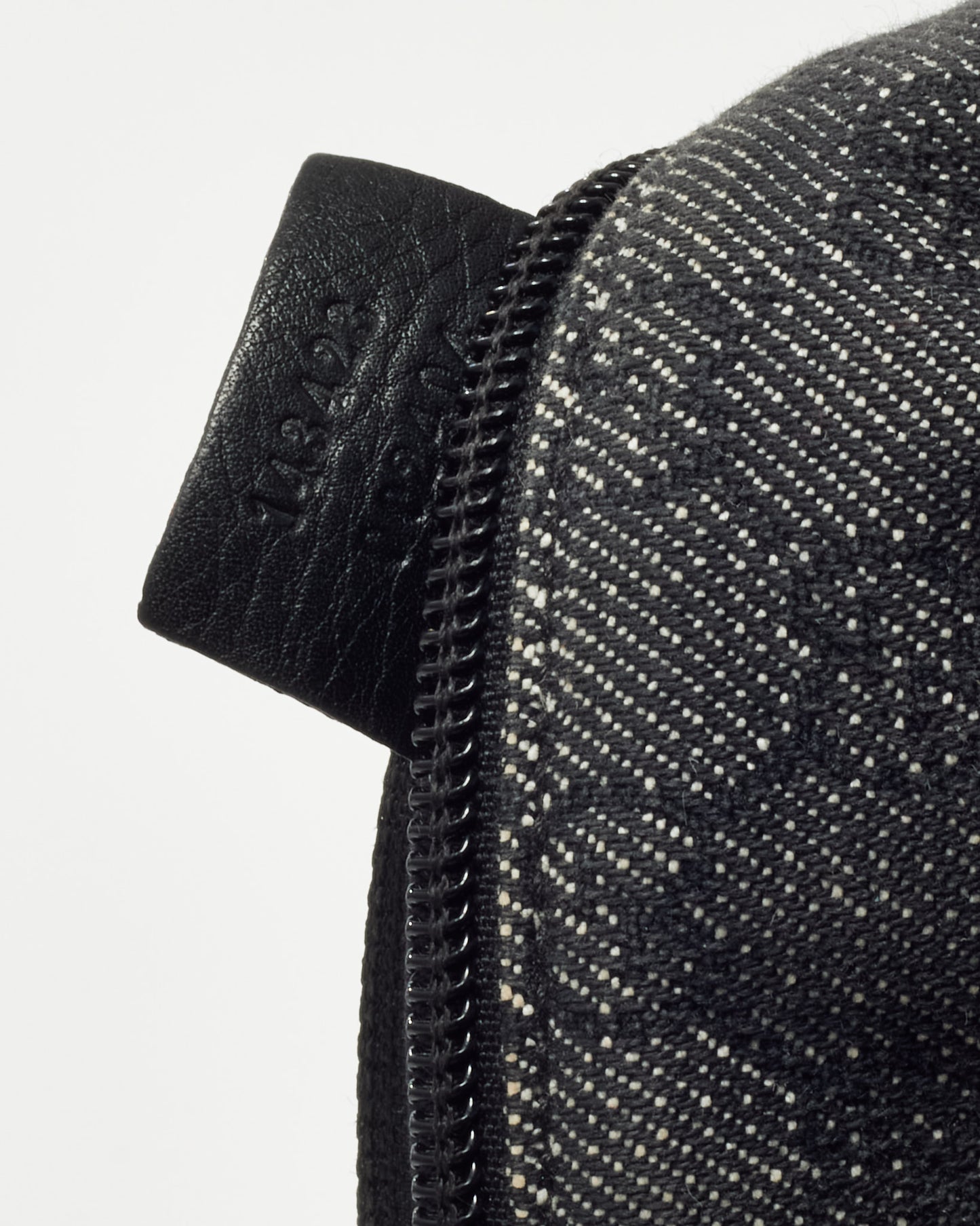 Sac bandoulière Gucci GG Marmont Small Camera en cuir matelassé diagonal bleu marine et blanc avec torchon