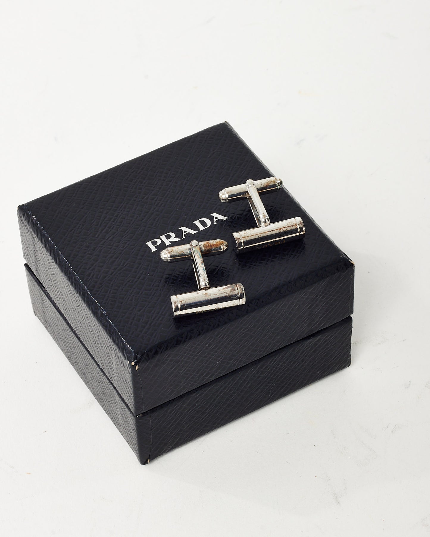 Boutons de manchette Prada logo barre en métal argenté avec boîte