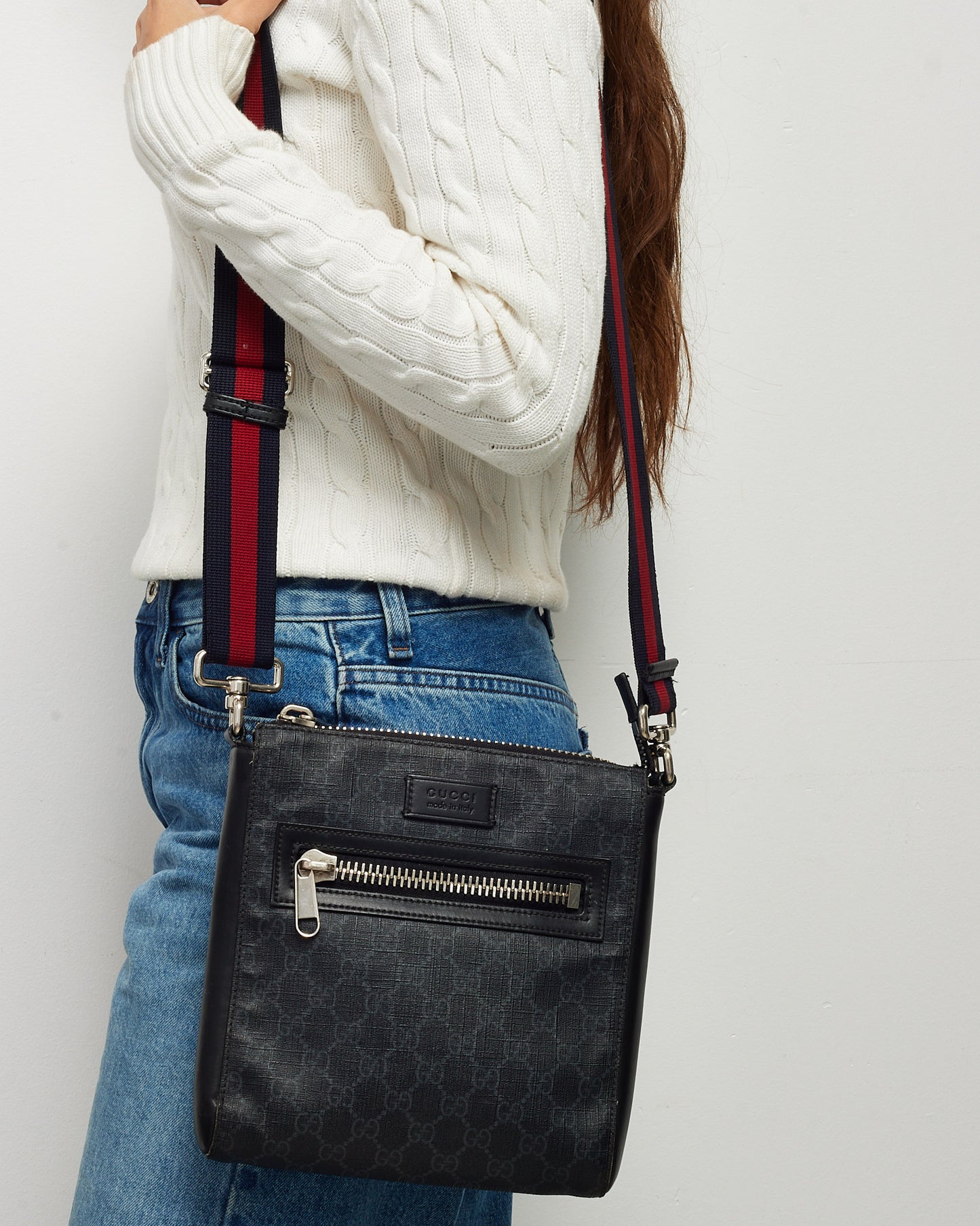 Sac Messenger petit format Gucci en toile GG Supreme Monogram noire