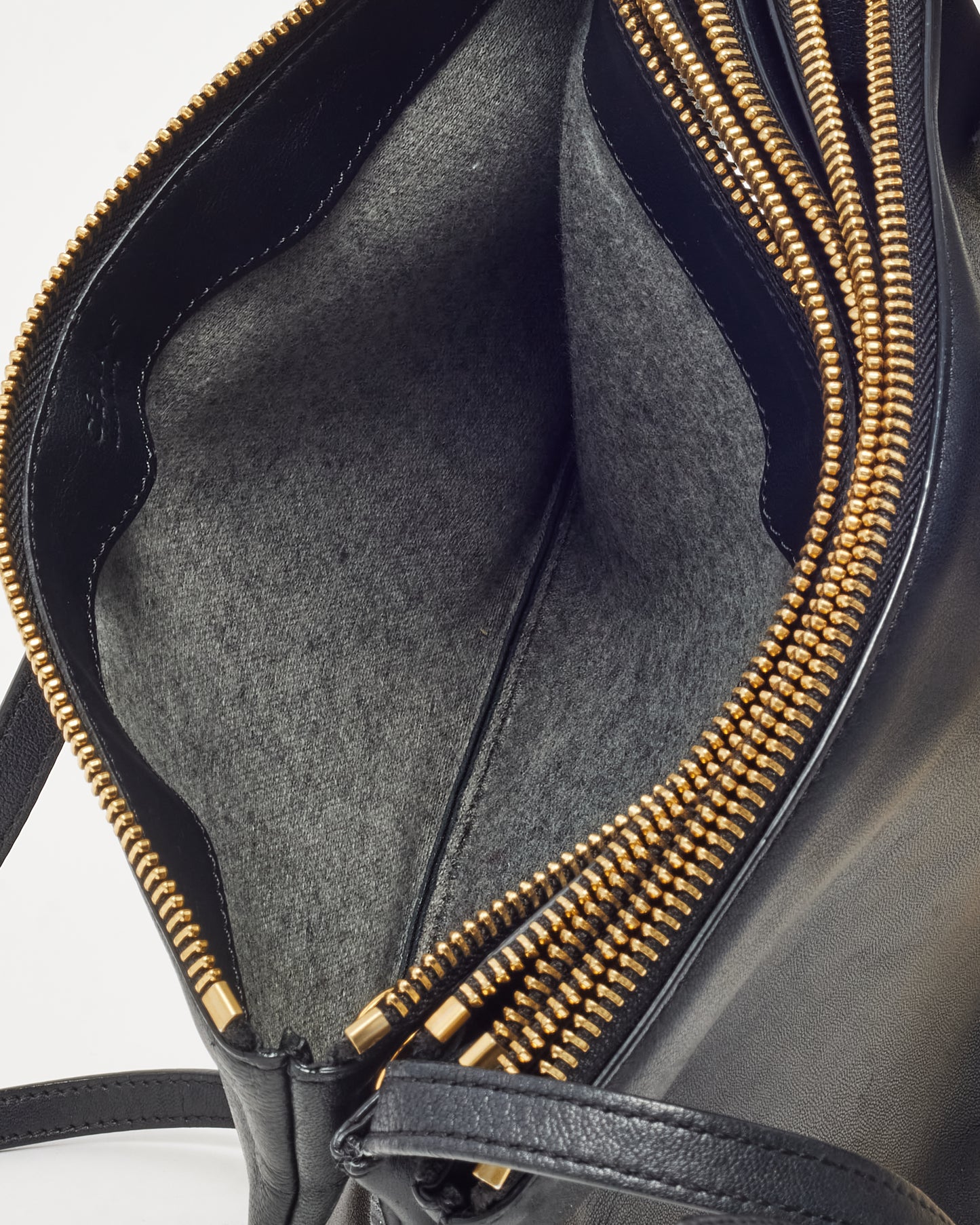 Sac Triomphe Classique moyen en cuir de veau brillant noir avec finitions dorées Celine