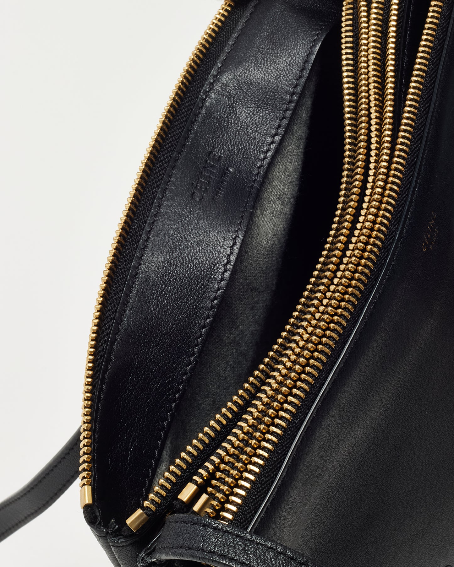 Sac Triomphe Classique moyen en cuir de veau brillant noir avec finitions dorées Celine