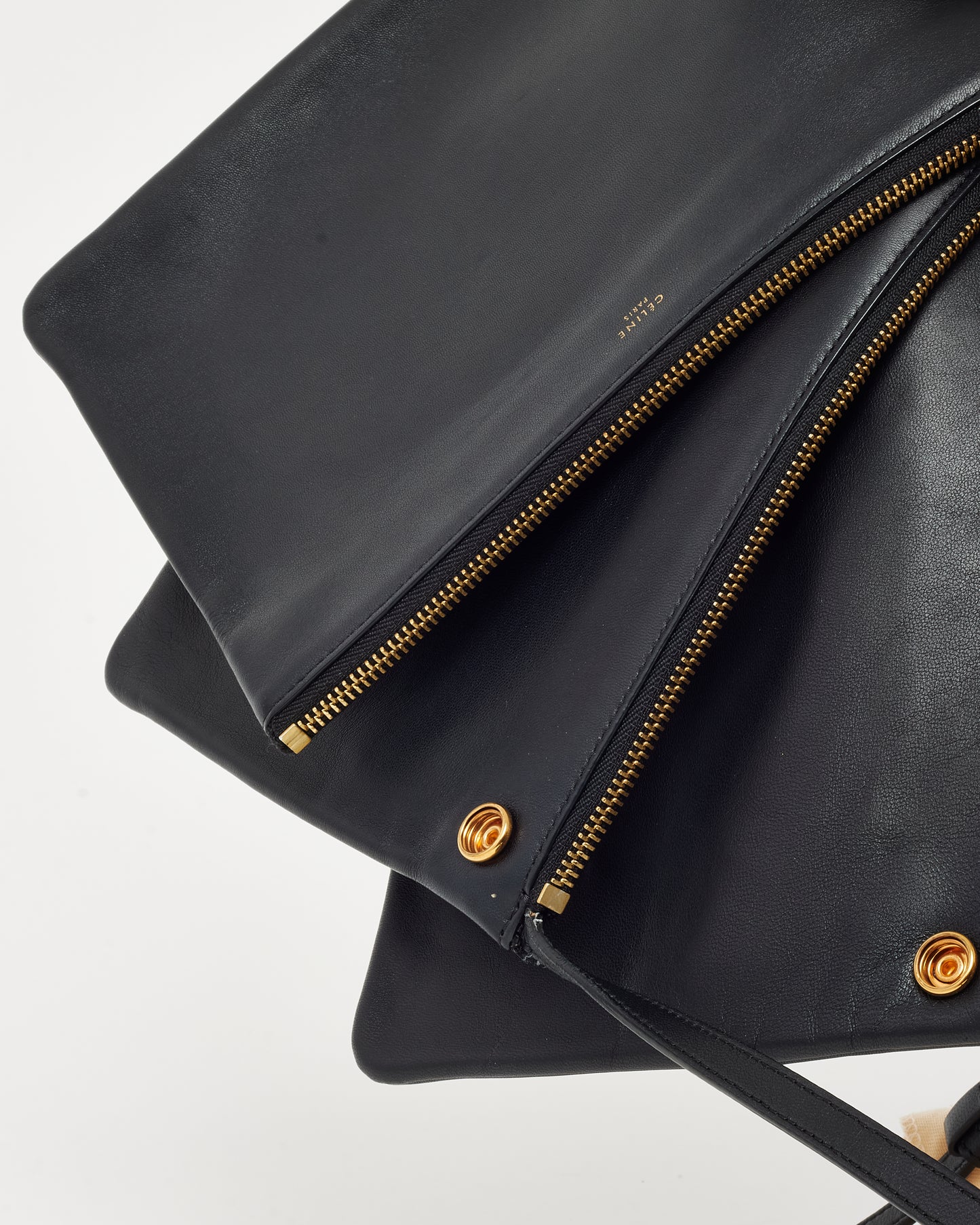 Sac Triomphe Classique moyen en cuir de veau brillant noir avec finitions dorées Celine