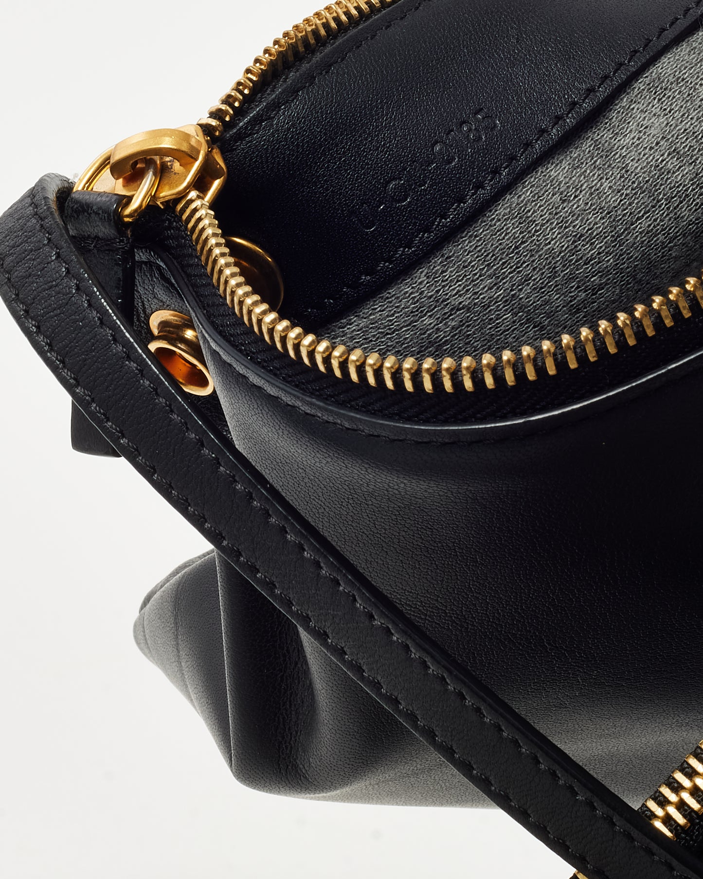 Sac Triomphe Classique moyen en cuir de veau brillant noir avec finitions dorées Celine