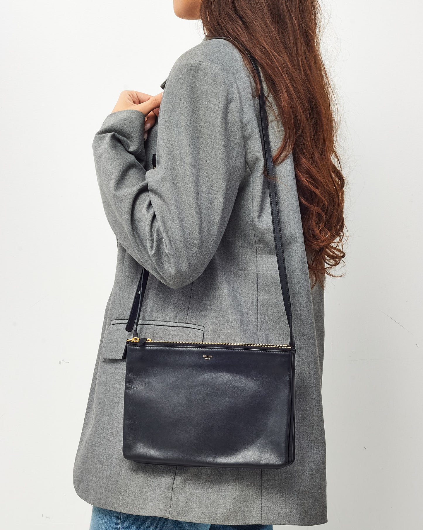 Sac Triomphe Classique moyen en cuir de veau brillant noir avec finitions dorées Celine