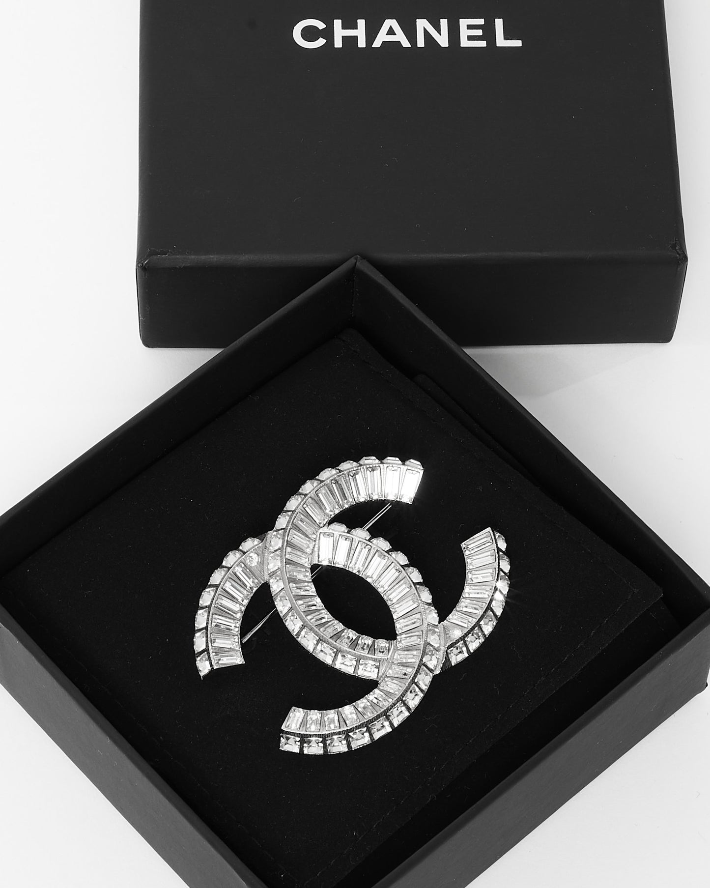 Broche Chanel en cristal et baguette argentés