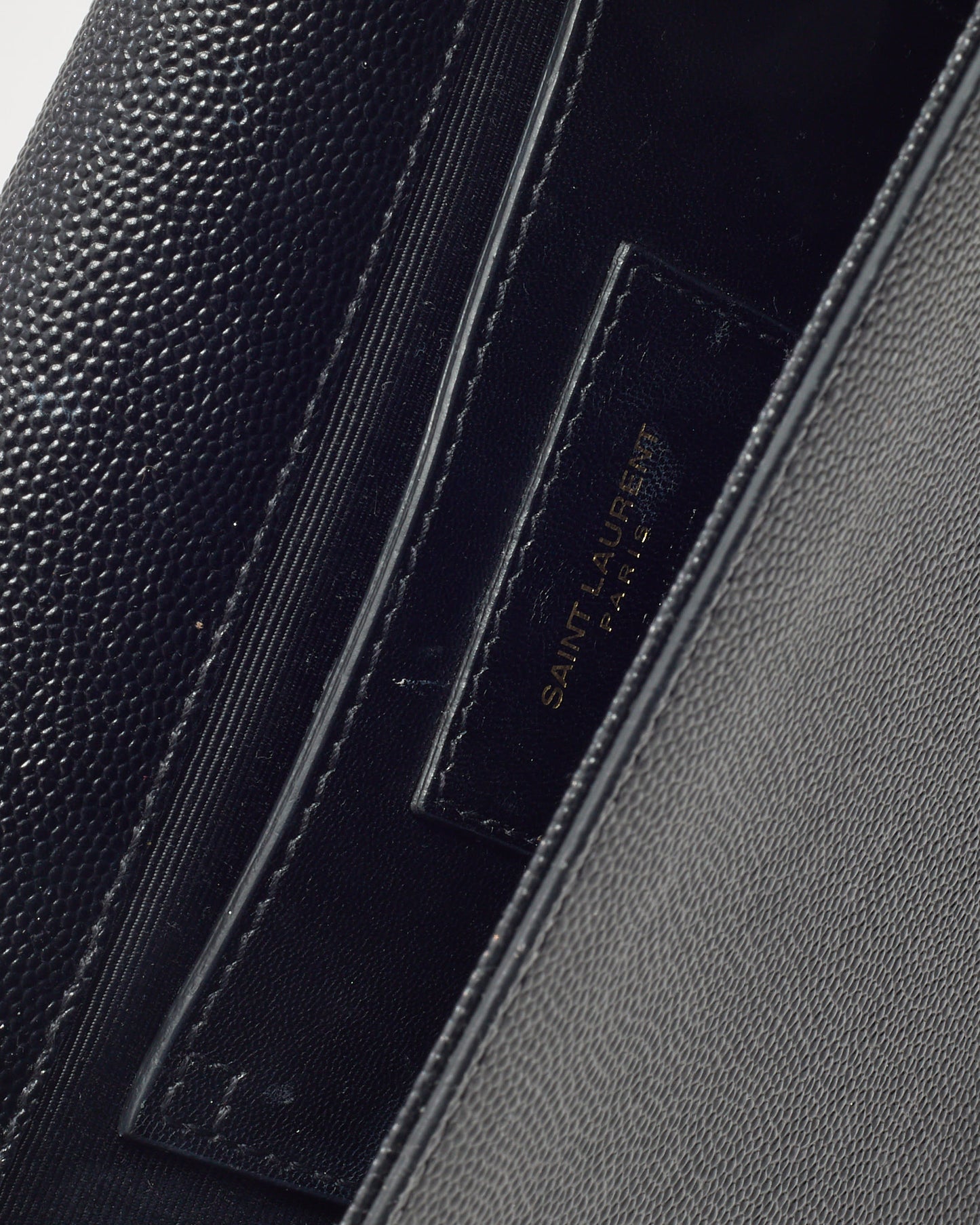Sac Kate petit modèle en cuir grain de poudre noir avec logo YSL Saint Laurent