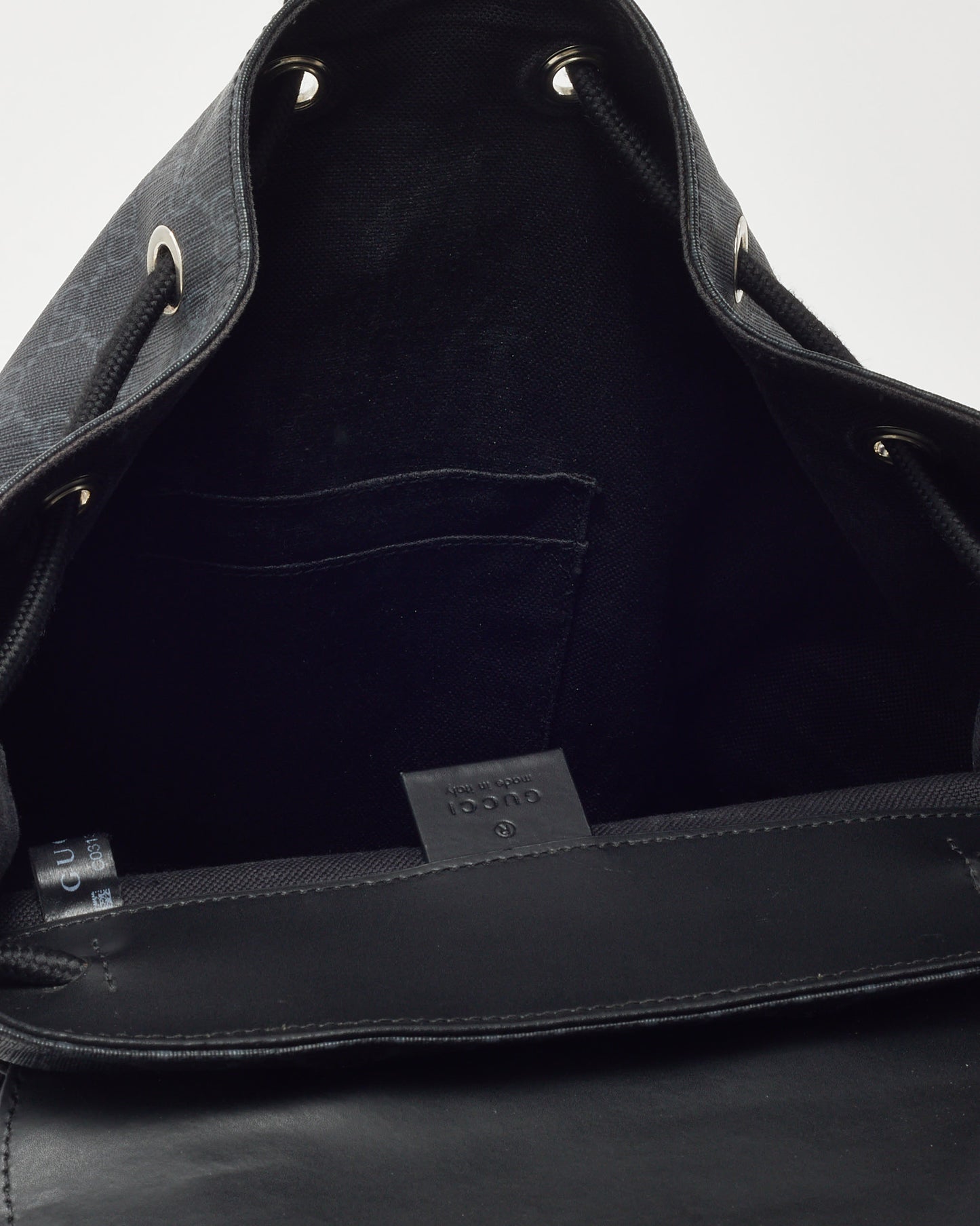 Sac à dos Gucci en cuir de veau souple noir et toile monogrammée GG Supreme Web à double boucle