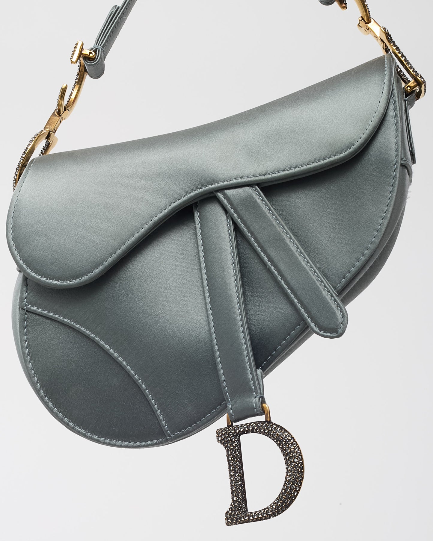 Sac Saddle moyen en cuir de veau grainé rouge foncé Dior, finitions dorées