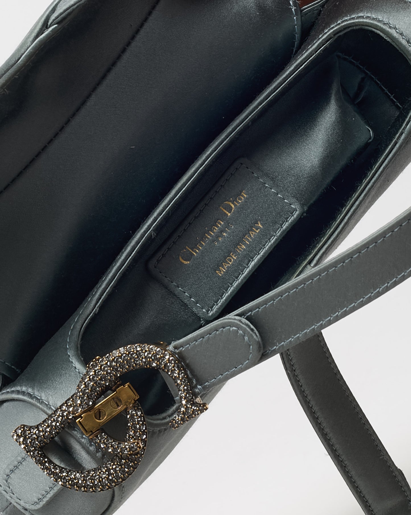 Sac Saddle moyen en cuir de veau grainé rouge foncé Dior, finitions dorées