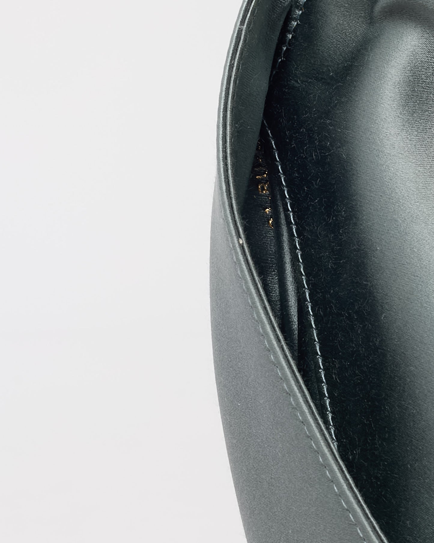 Sac Saddle moyen en cuir de veau grainé rouge foncé Dior, finitions dorées