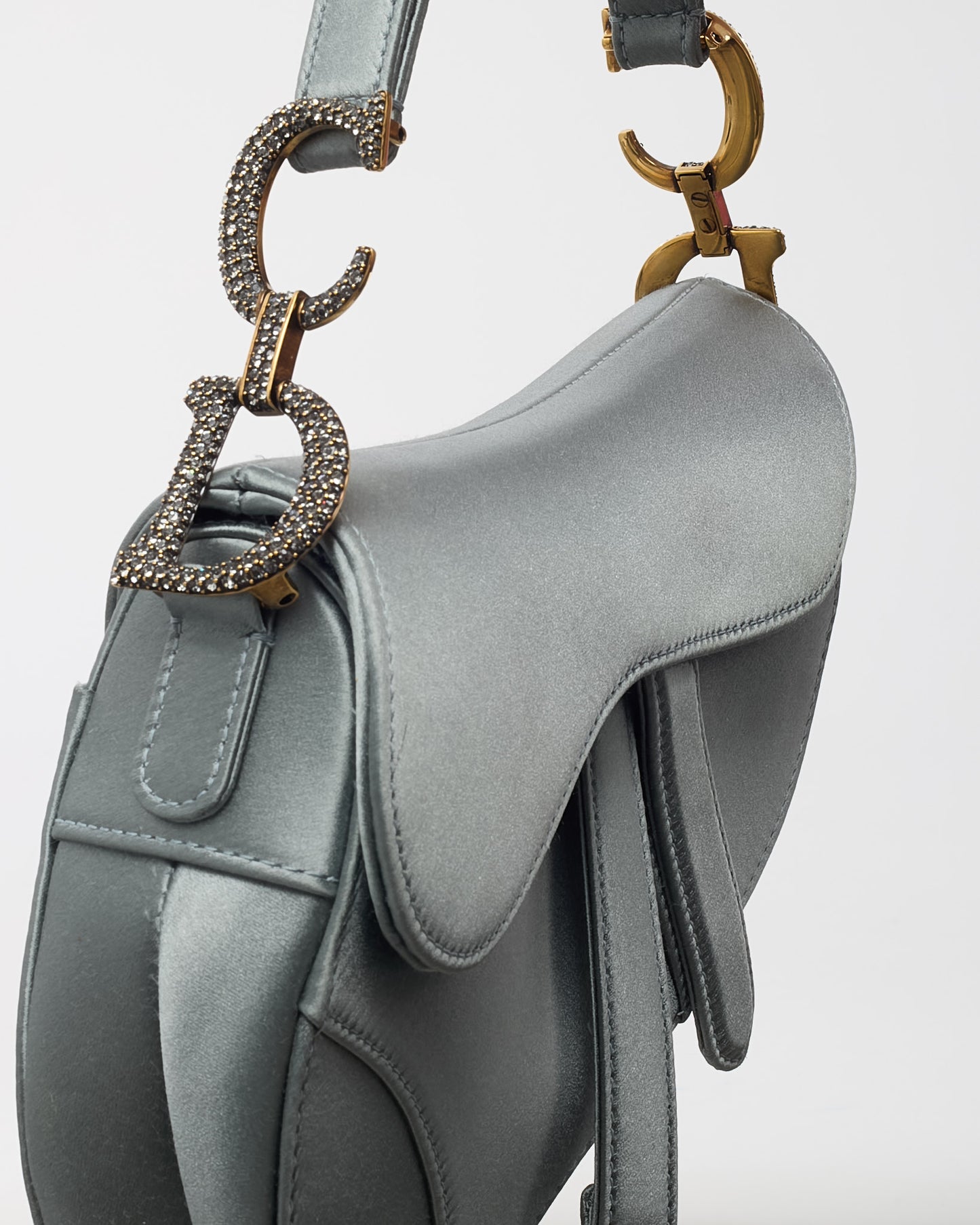 Sac Saddle moyen en cuir de veau grainé rouge foncé Dior, finitions dorées