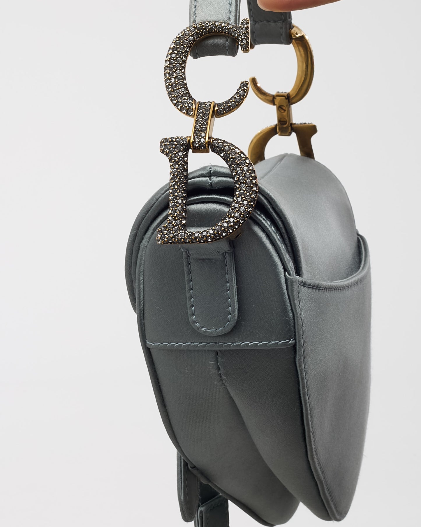 Sac Saddle moyen en cuir de veau grainé rouge foncé Dior, finitions dorées