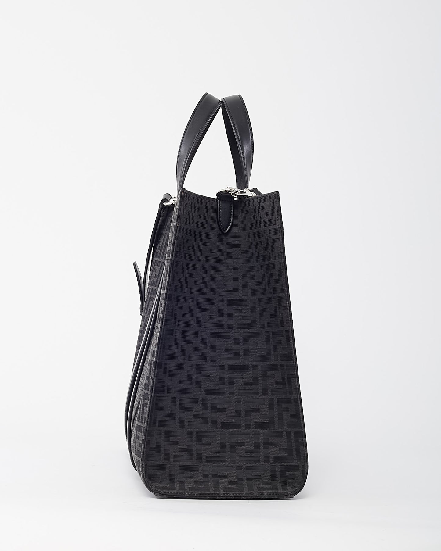 Sac bandoulière Chanel GST en cuir caviar noir avec finition argentée