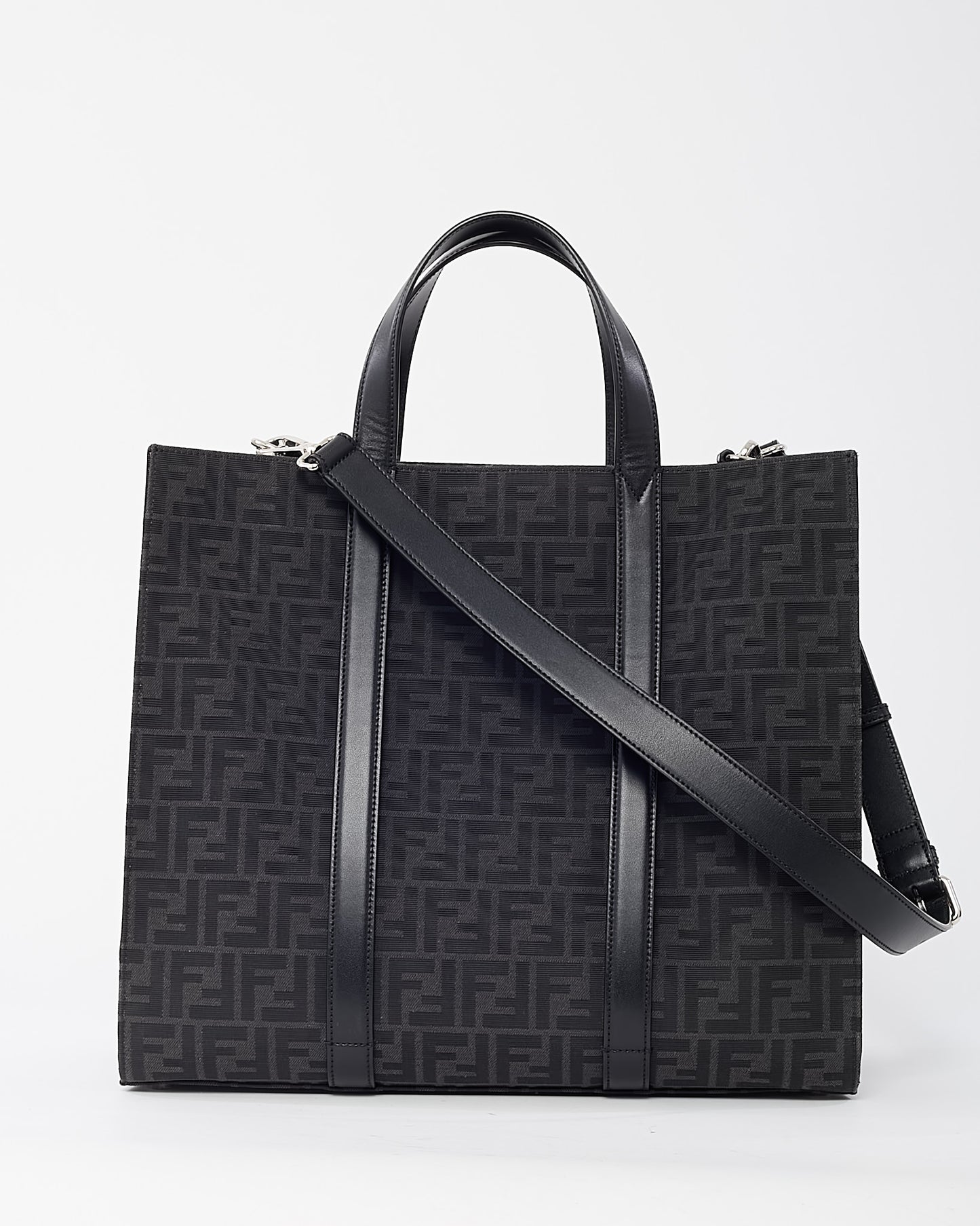 Sac bandoulière Chanel GST en cuir caviar noir avec finition argentée