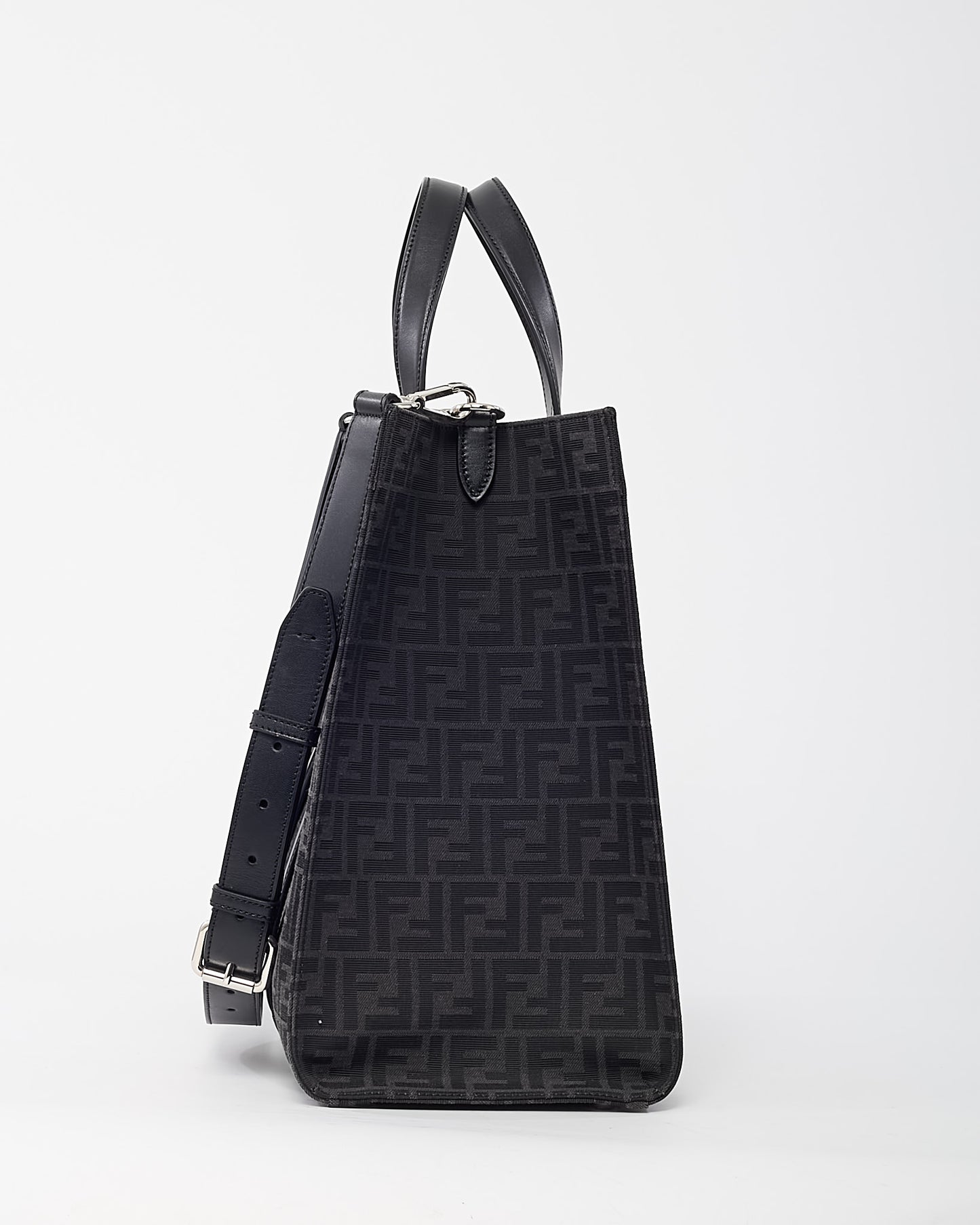 Sac bandoulière Chanel GST en cuir caviar noir avec finition argentée