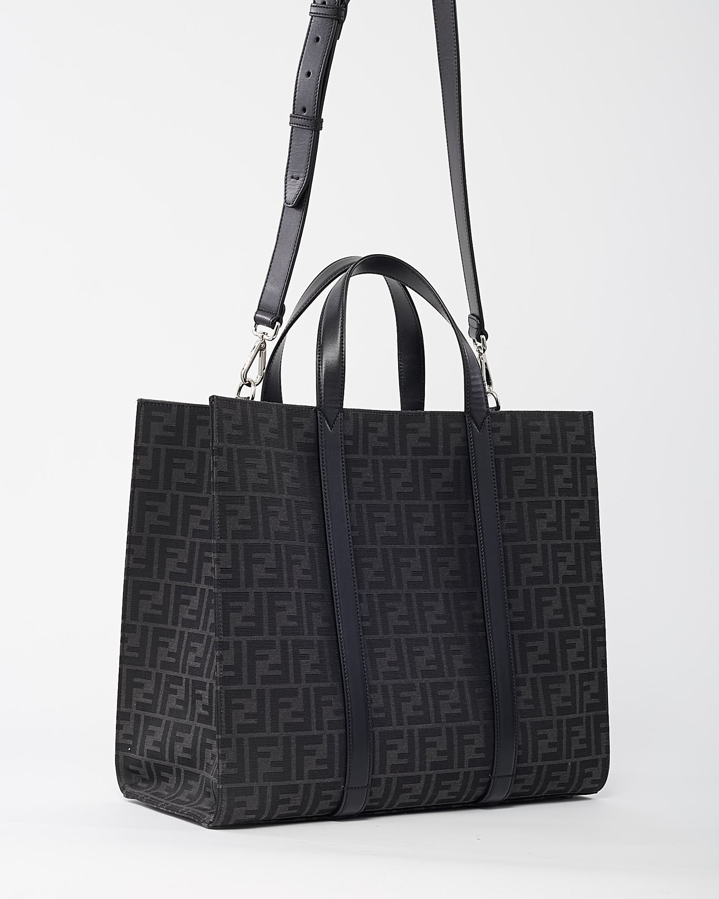 Sac bandoulière Chanel GST en cuir caviar noir avec finition argentée