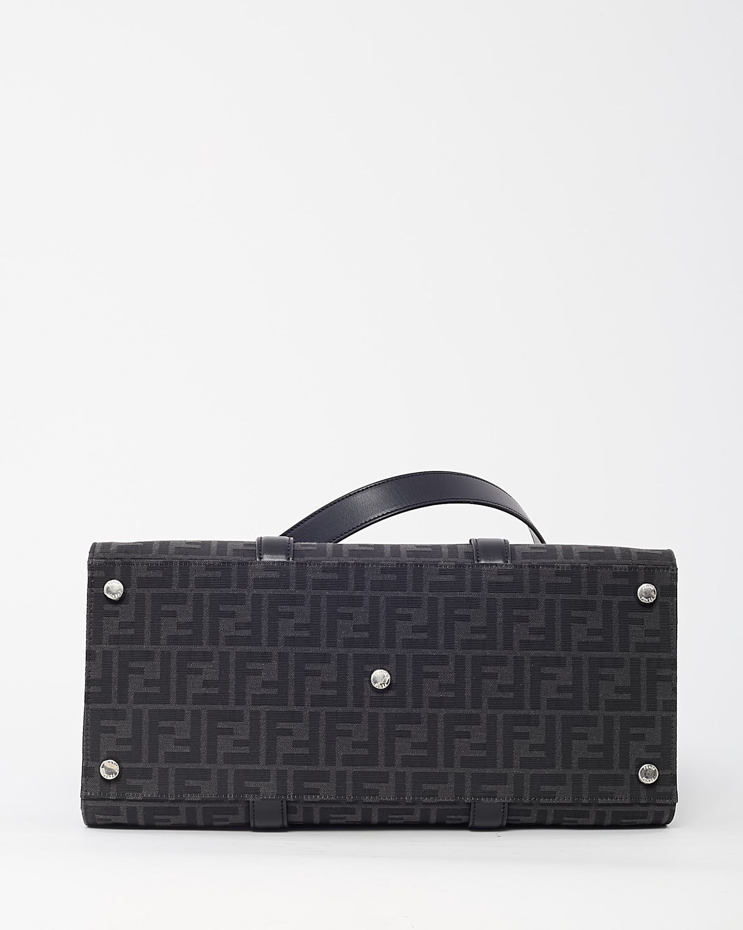 Sac bandoulière Chanel GST en cuir caviar noir avec finition argentée
