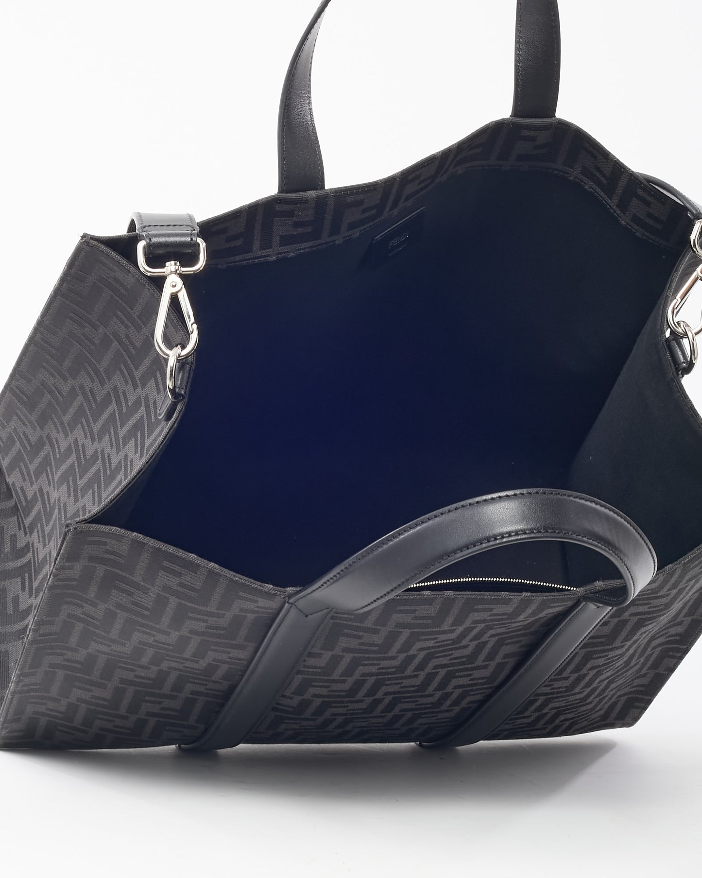 Sac bandoulière Chanel GST en cuir caviar noir avec finition argentée