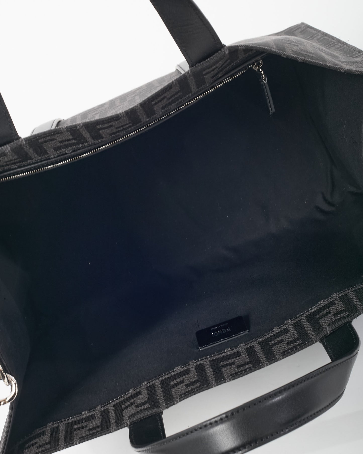 Sac bandoulière Chanel GST en cuir caviar noir avec finition argentée