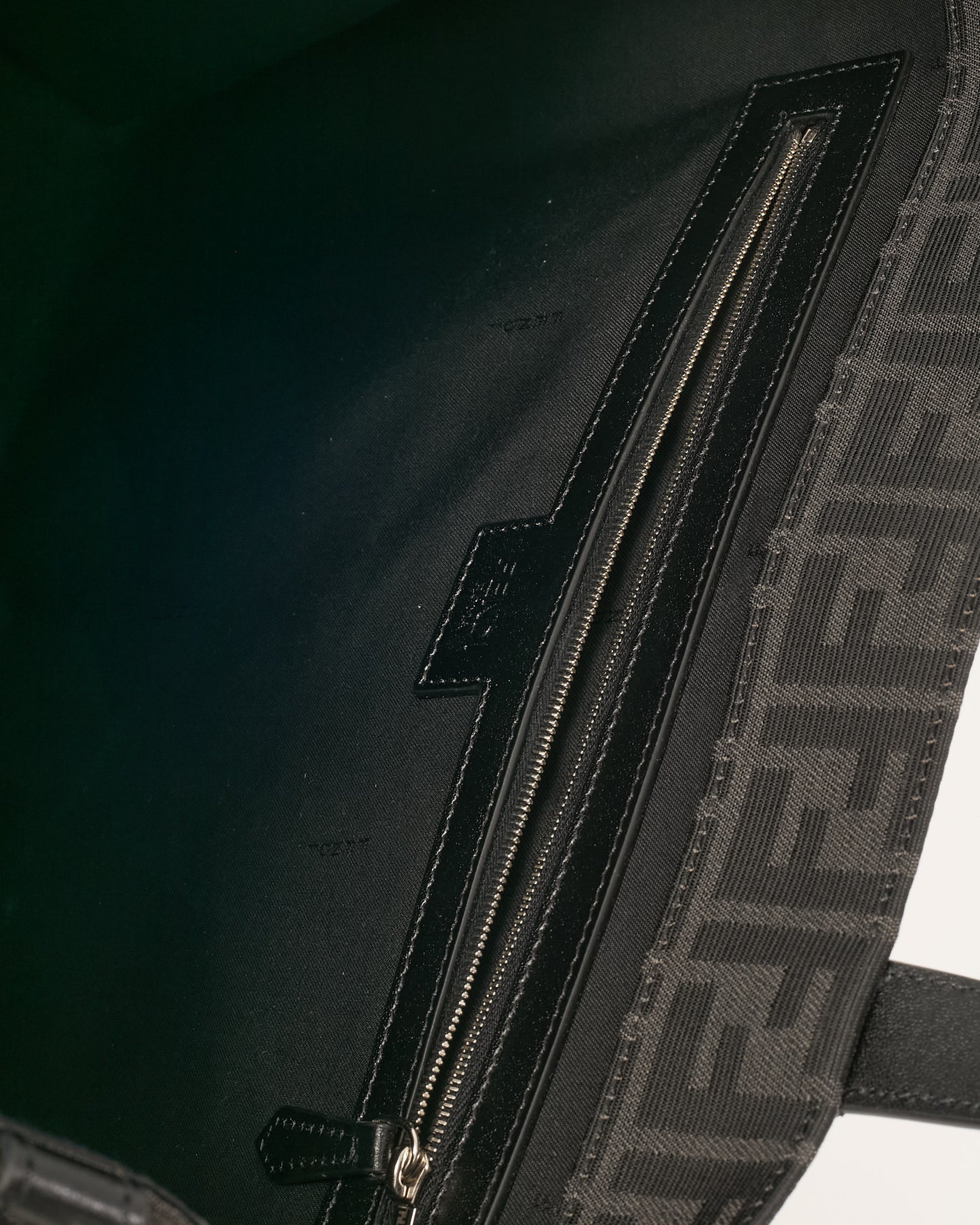 Sac bandoulière Chanel GST en cuir caviar noir avec finition argentée