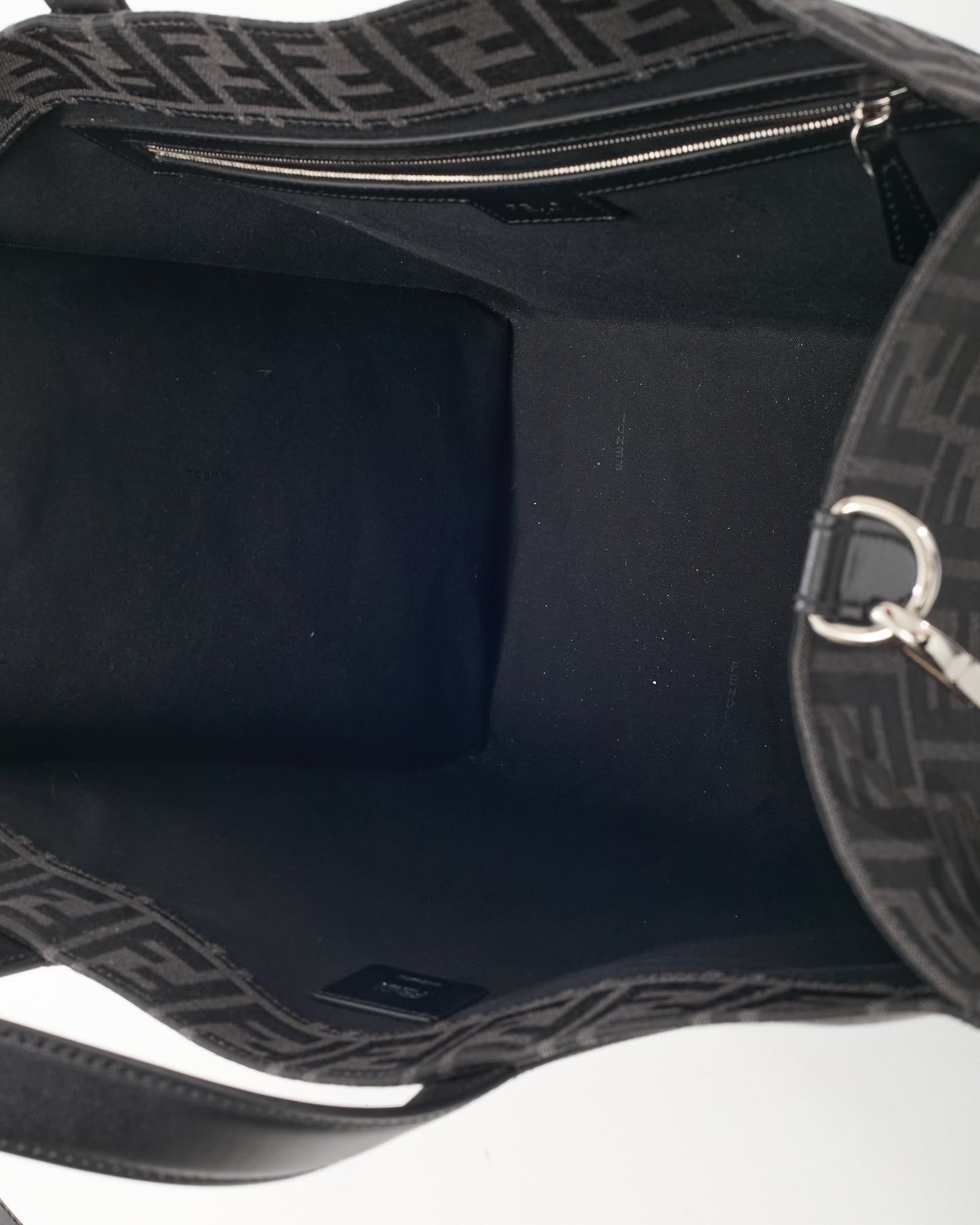 Sac bandoulière Chanel GST en cuir caviar noir avec finition argentée