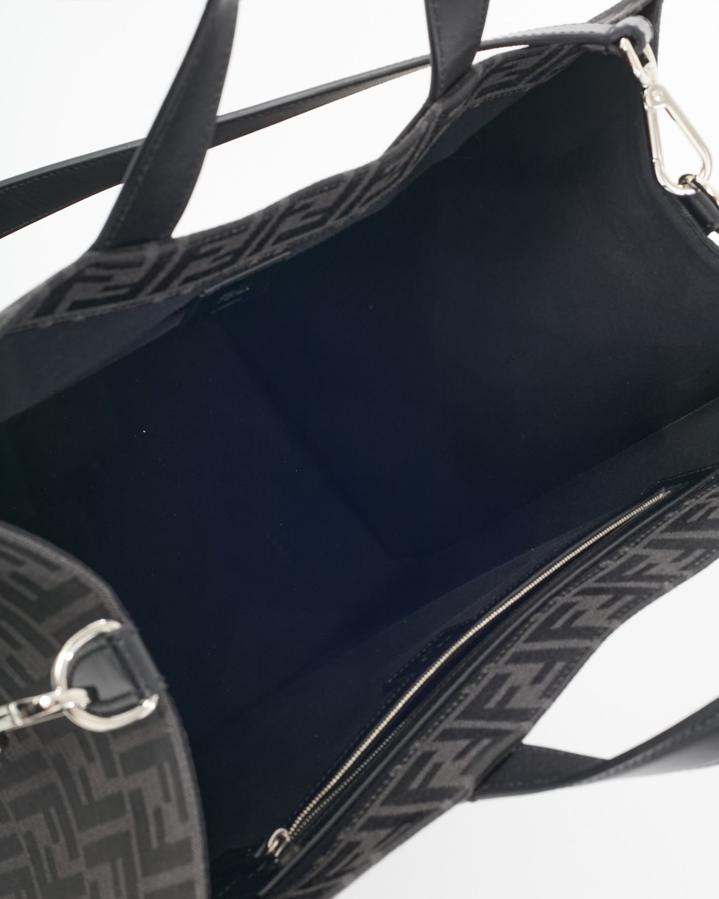 Sac bandoulière Chanel GST en cuir caviar noir avec finition argentée