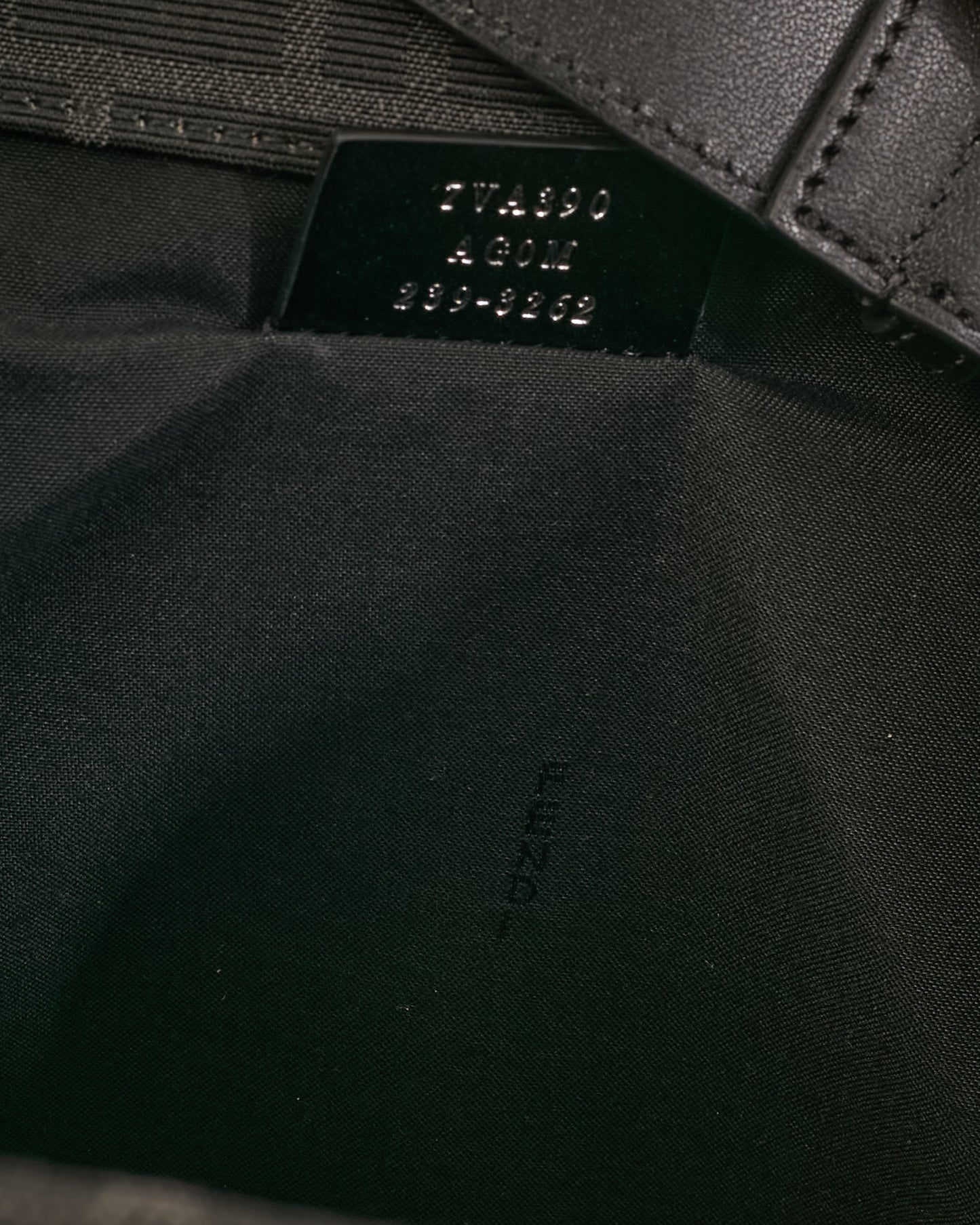 Sac bandoulière Chanel GST en cuir caviar noir avec finition argentée