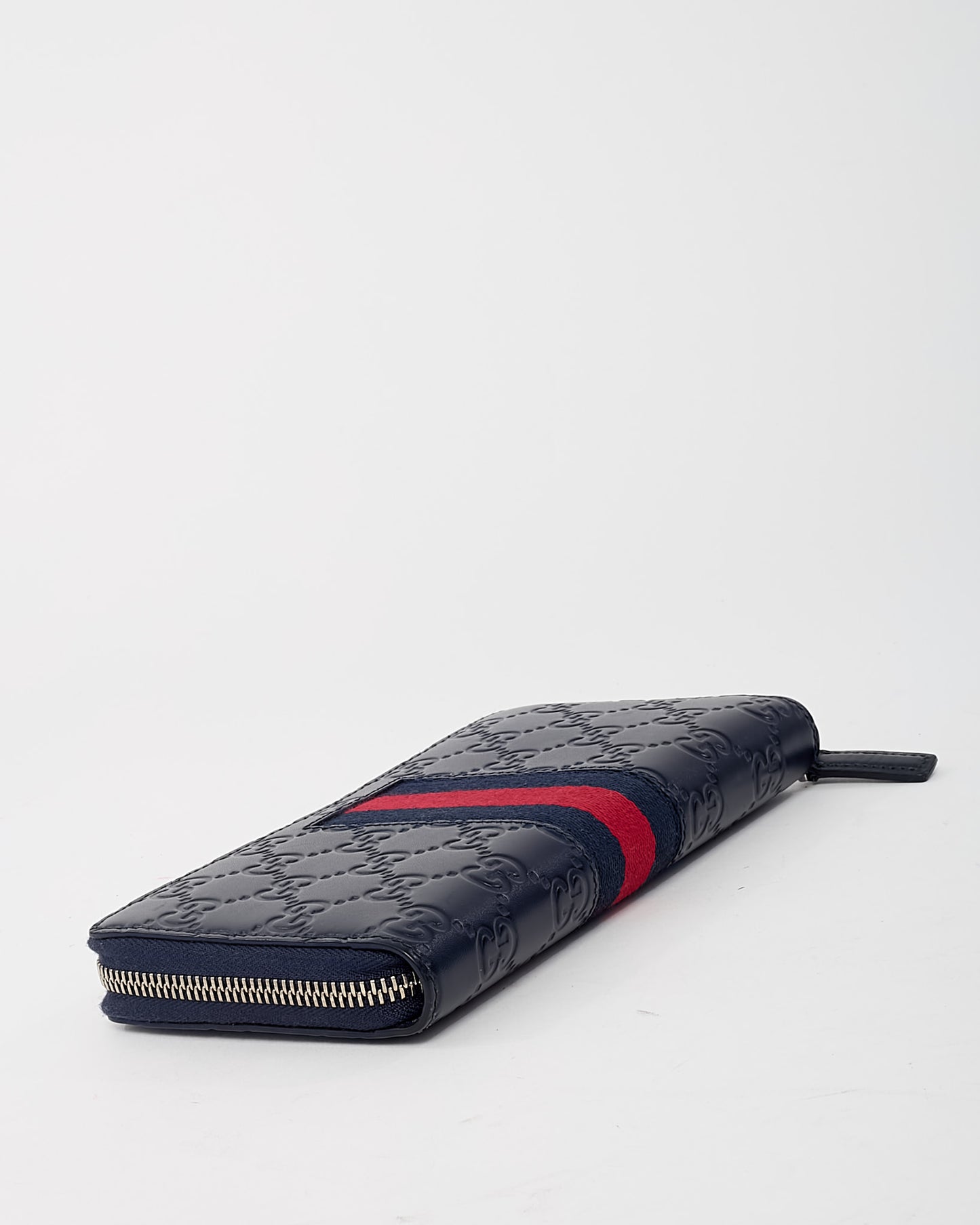 Portefeuille compact Gucci Marmont en cuir matelassé diagonal torchon GG bleu marine et blanc