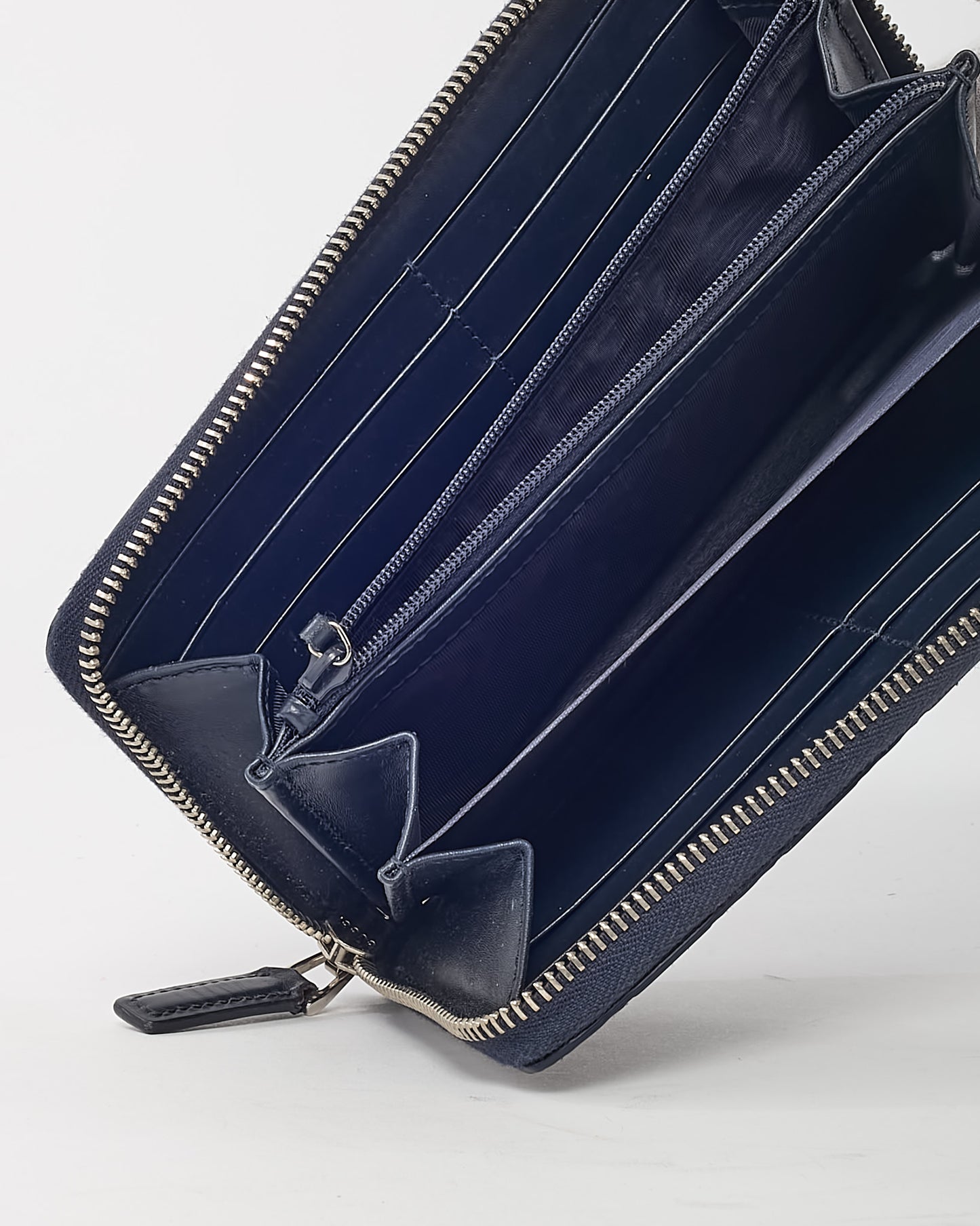 Portefeuille compact Gucci Marmont en cuir matelassé diagonal torchon GG bleu marine et blanc