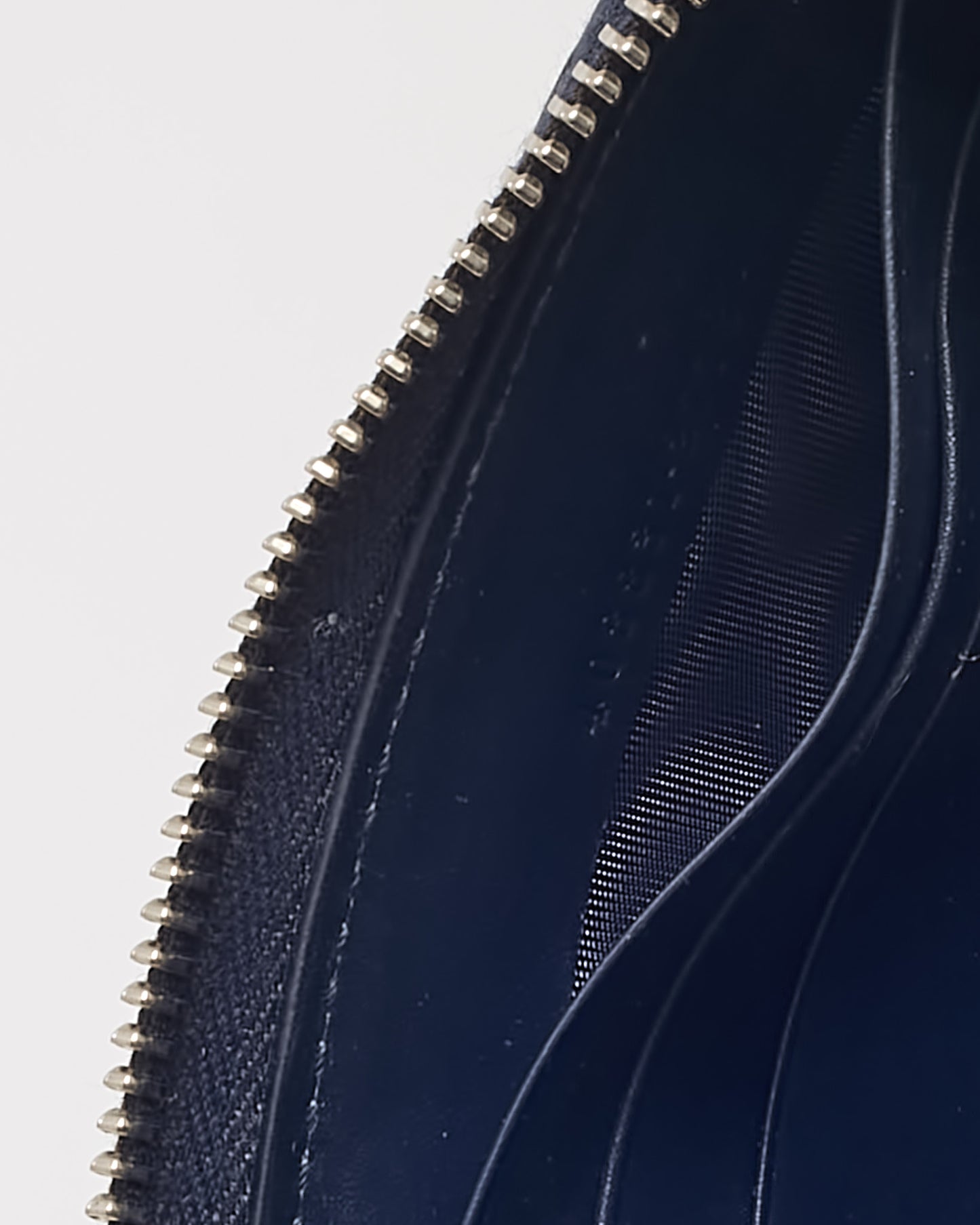 Portefeuille compact Gucci Marmont en cuir matelassé diagonal torchon GG bleu marine et blanc
