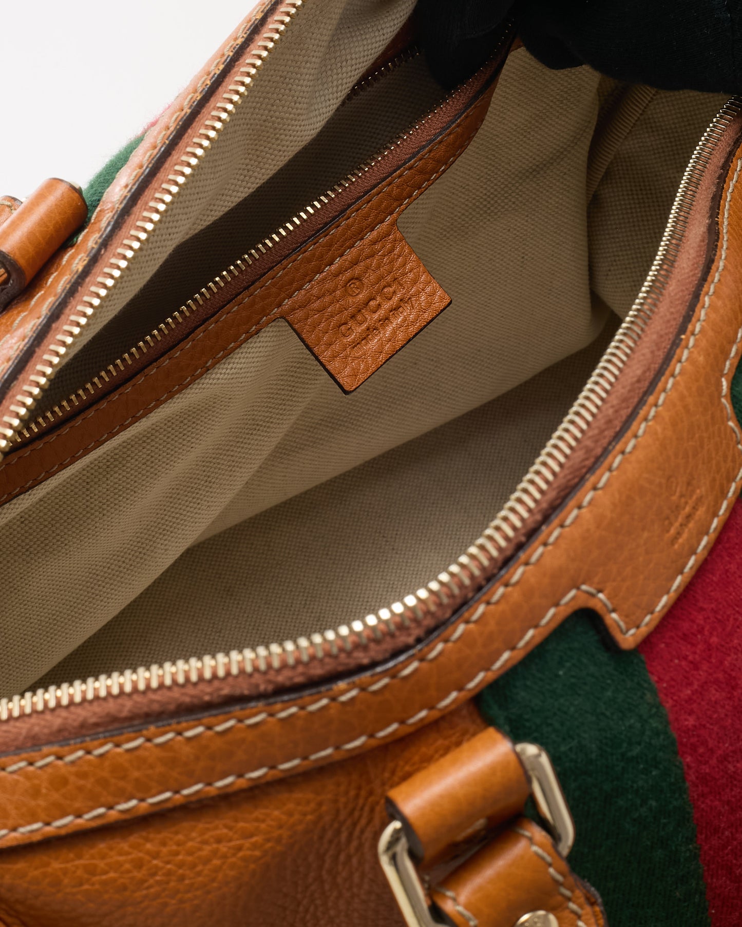Sac Boston Gucci Joy moyen en toile enduite à monogramme GG bleu/rouge motif cœur tatouage