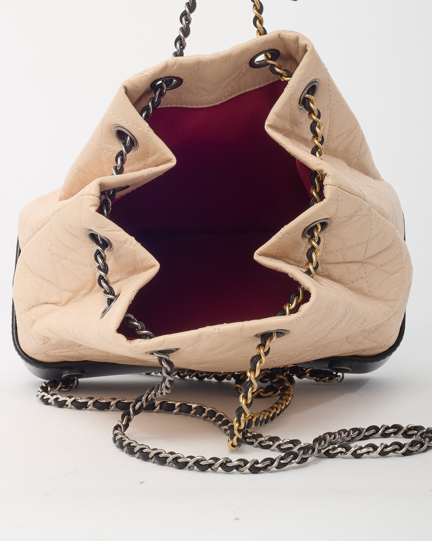 Sac bandoulière Chanel GST en cuir caviar noir avec finition argentée