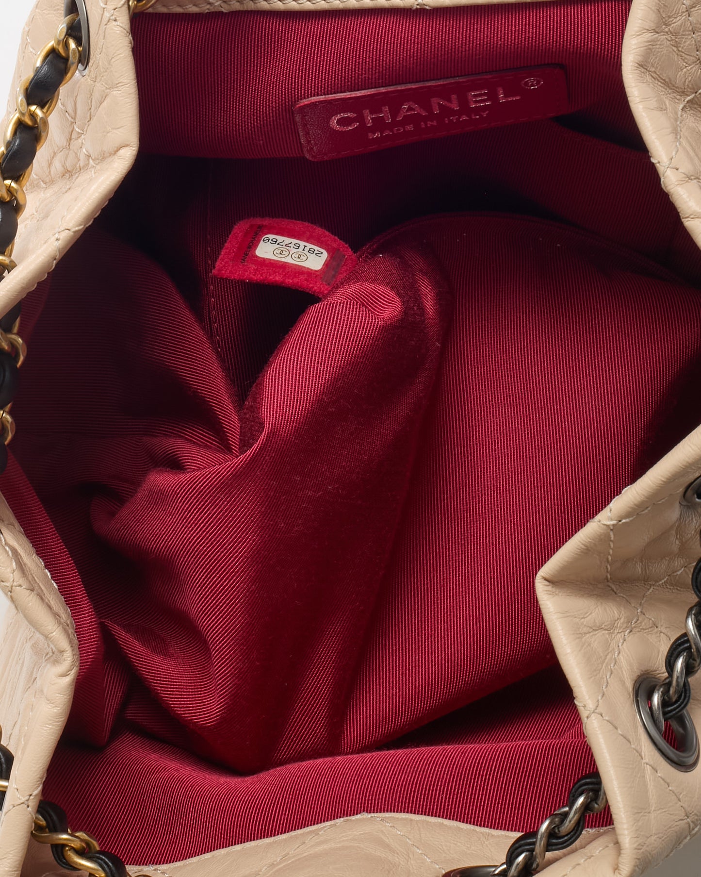 Sac bandoulière Chanel GST en cuir caviar noir avec finition argentée