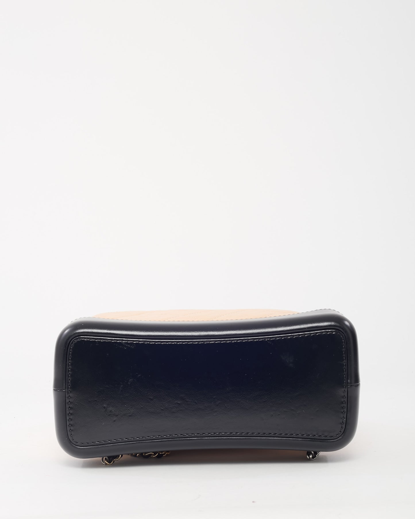 Sac bandoulière Chanel GST en cuir caviar noir avec finition argentée
