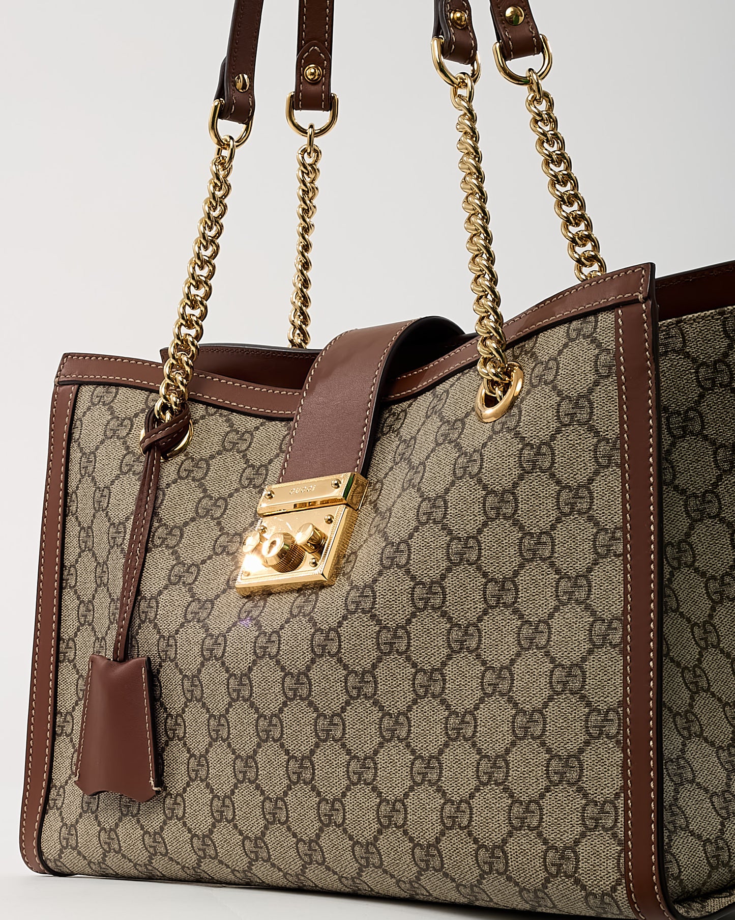 Sac cabas Gucci Grand Padlock en toile enduite GG Suprême beige/ébène et cuir blanc