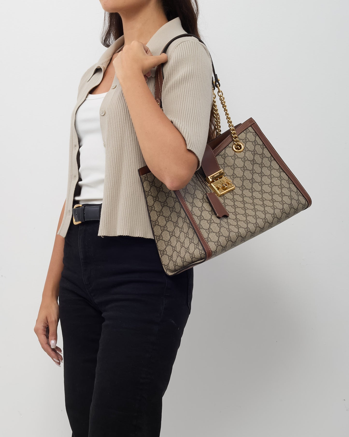 Sac cabas Gucci Grand Padlock en toile enduite GG Suprême beige/ébène et cuir blanc
