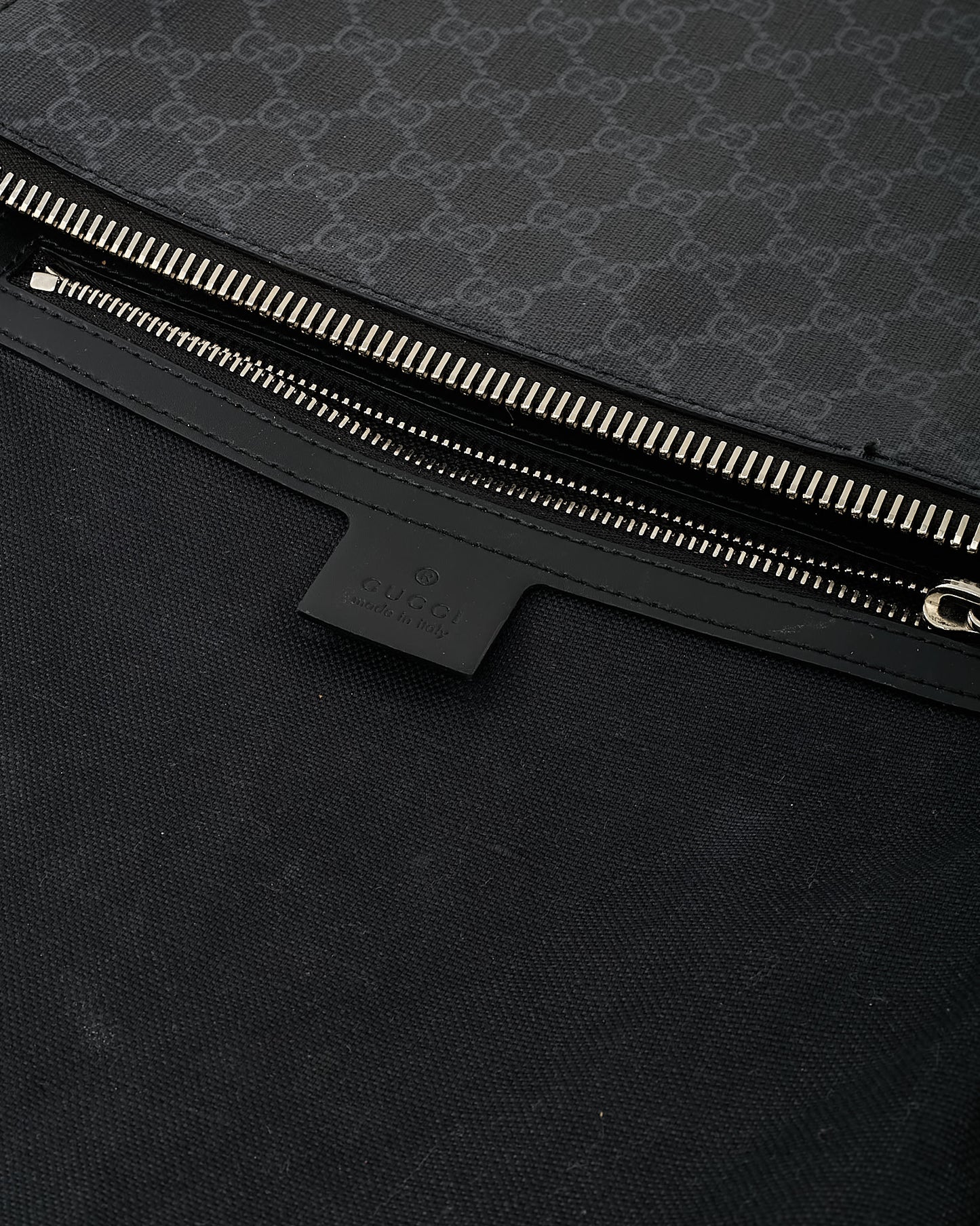 Gucci Black Monogram GG Supreme Canvas Medium Messenger Bag