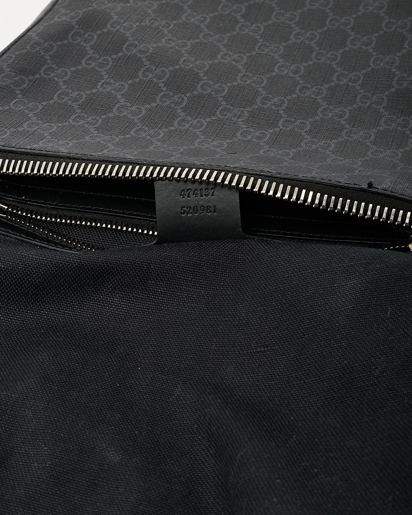 Gucci Black Monogram GG Supreme Canvas Medium Messenger Bag
