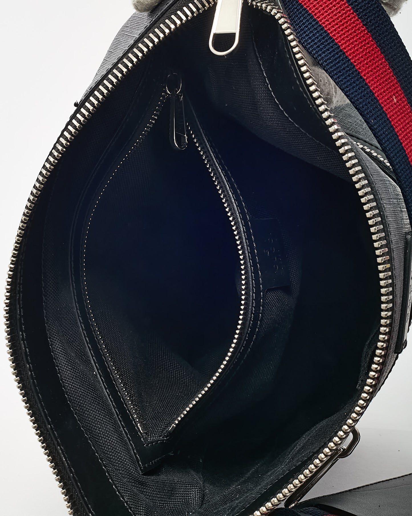 Gucci Black Monogram GG Supreme Canvas Medium Messenger Bag