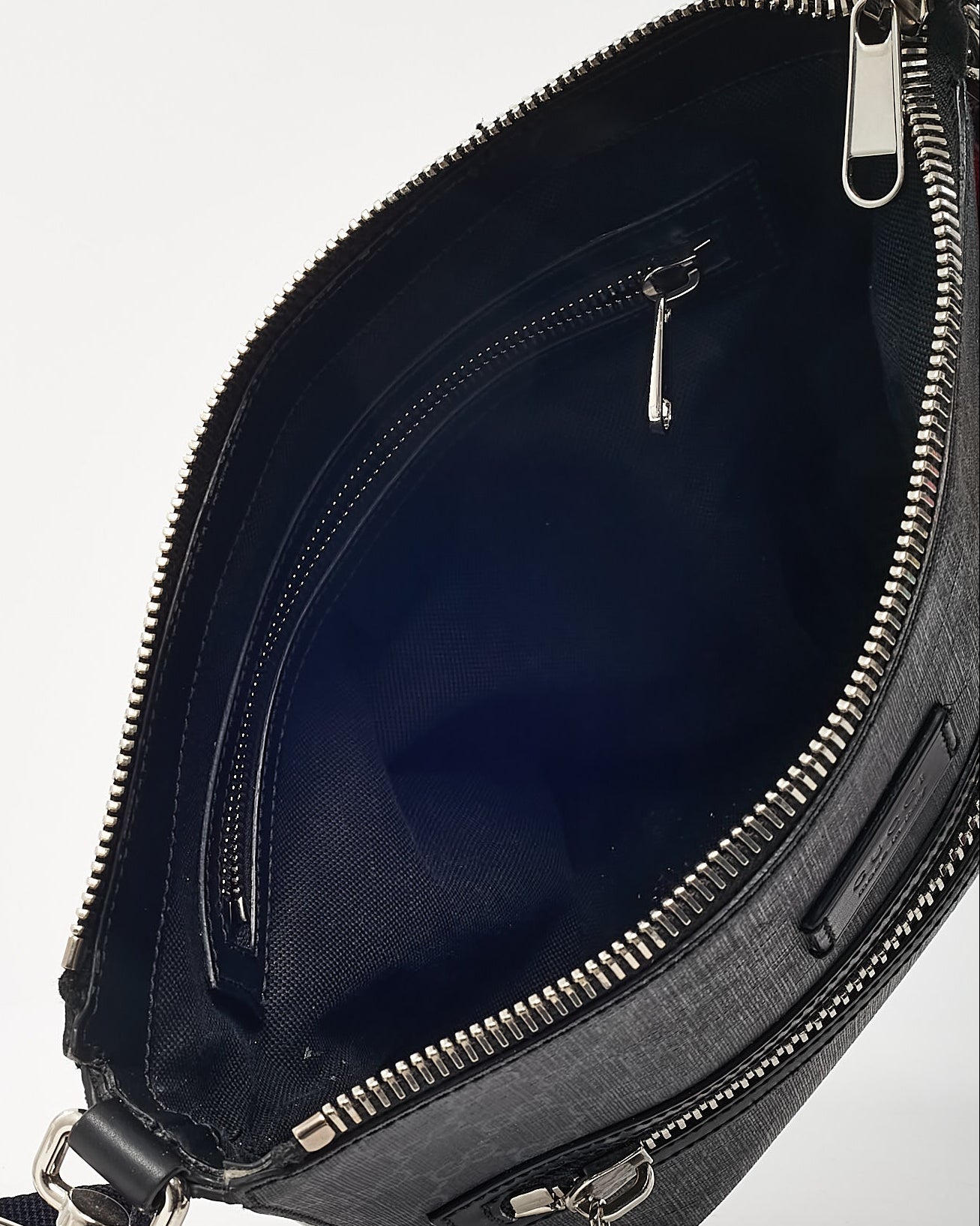 Gucci Black Monogram GG Supreme Canvas Medium Messenger Bag