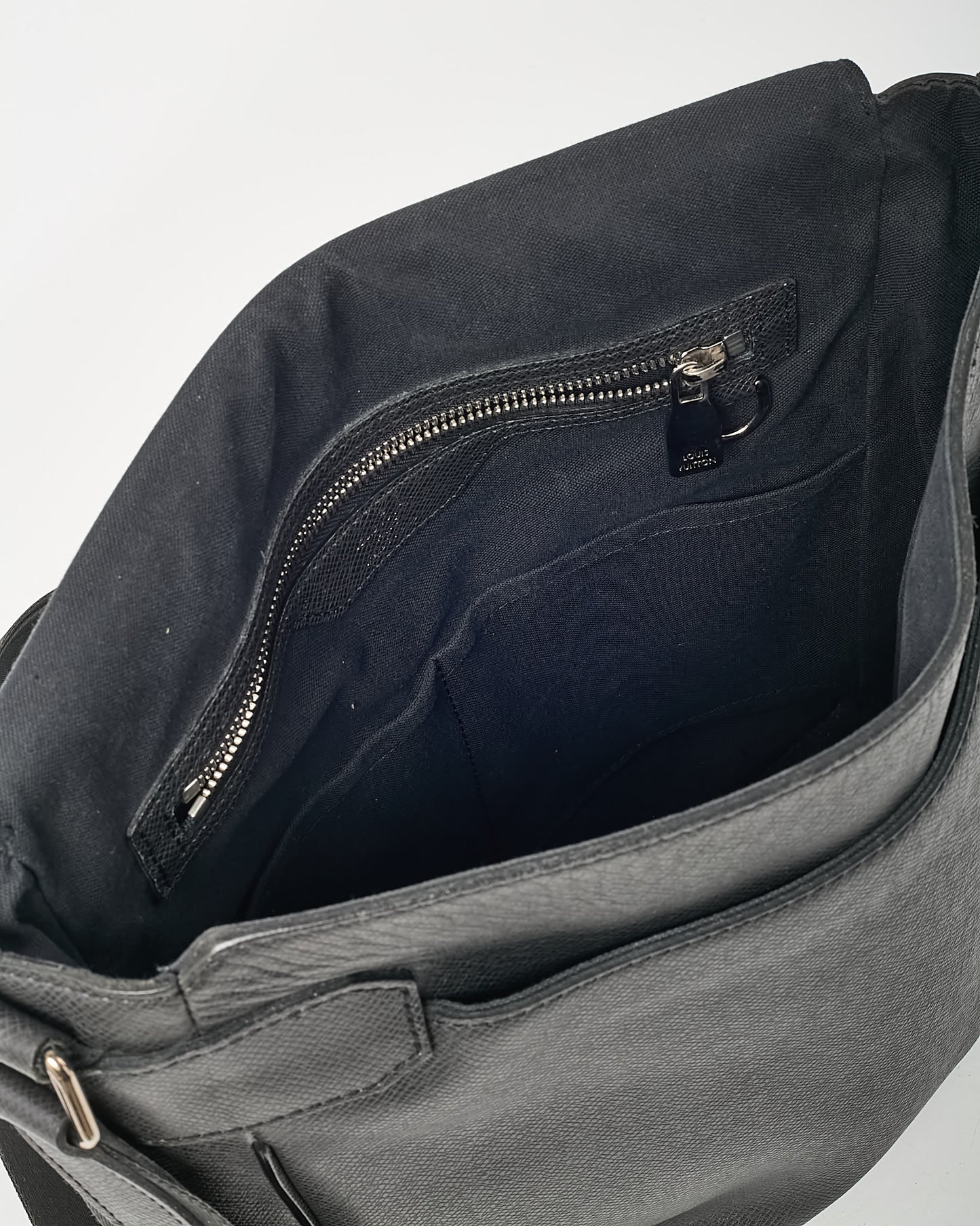 Louis Vuitton Black Taiga Leather Messenger Bag